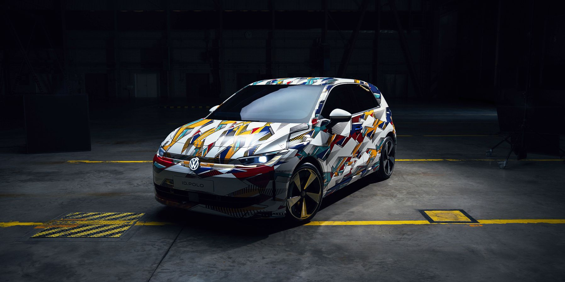 Vista lateral de um VW ID. Polo contra um fundo escuro.