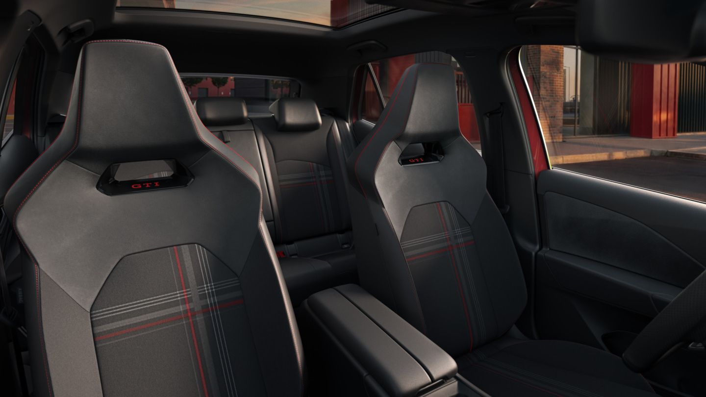 [AI-modified] –  Vista dos bancos dianteiros de um VW ID.3 GTI com padrão axadrezado GTI.