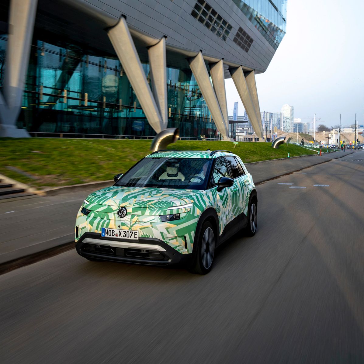 Um Volkswagen ID. Cross de frente numa estrada urbana.