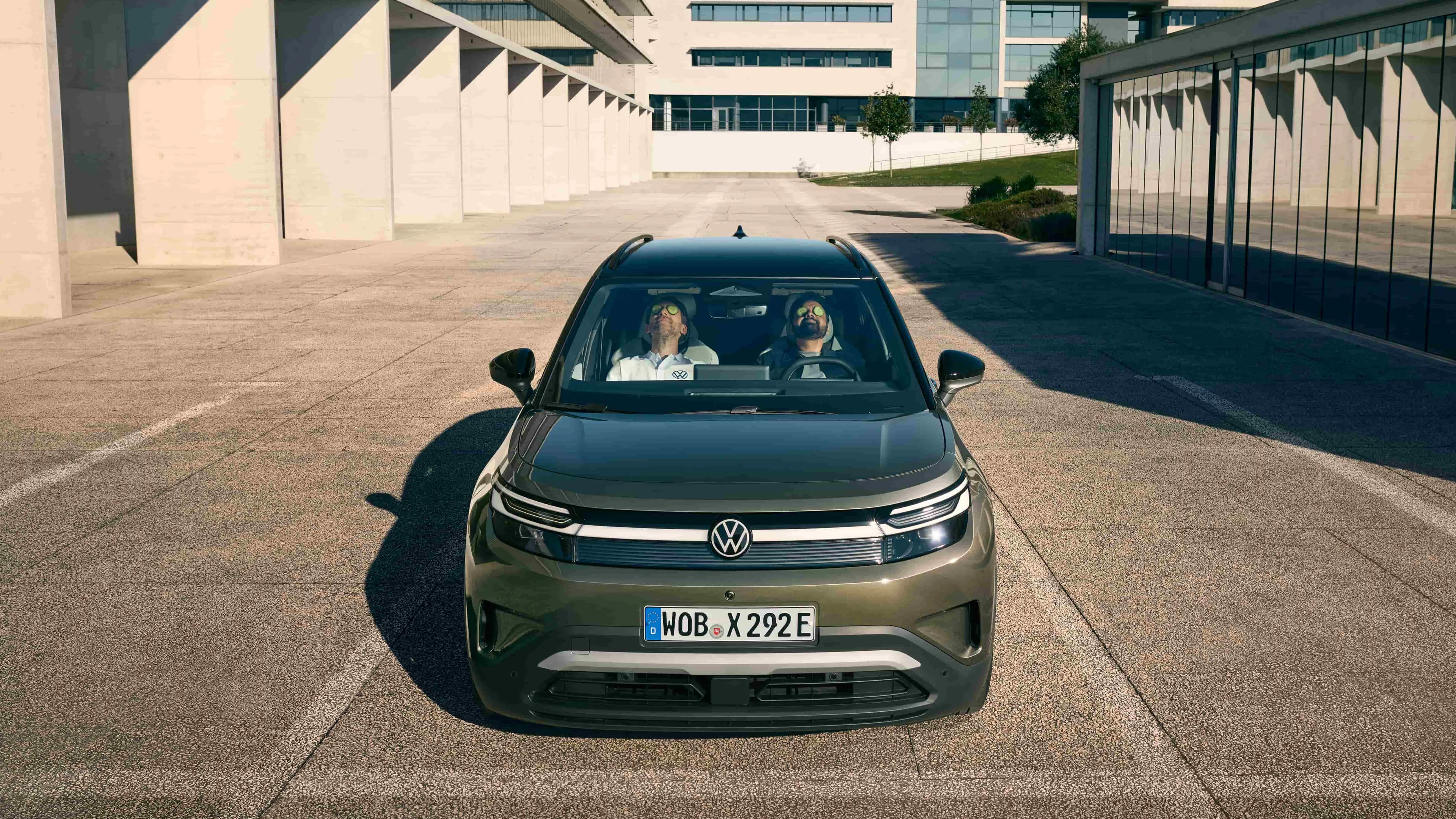 Volkswagen ID. Cross visto de frente, com dois homens no seu interior a descansar com dois pepinos nos olhos.