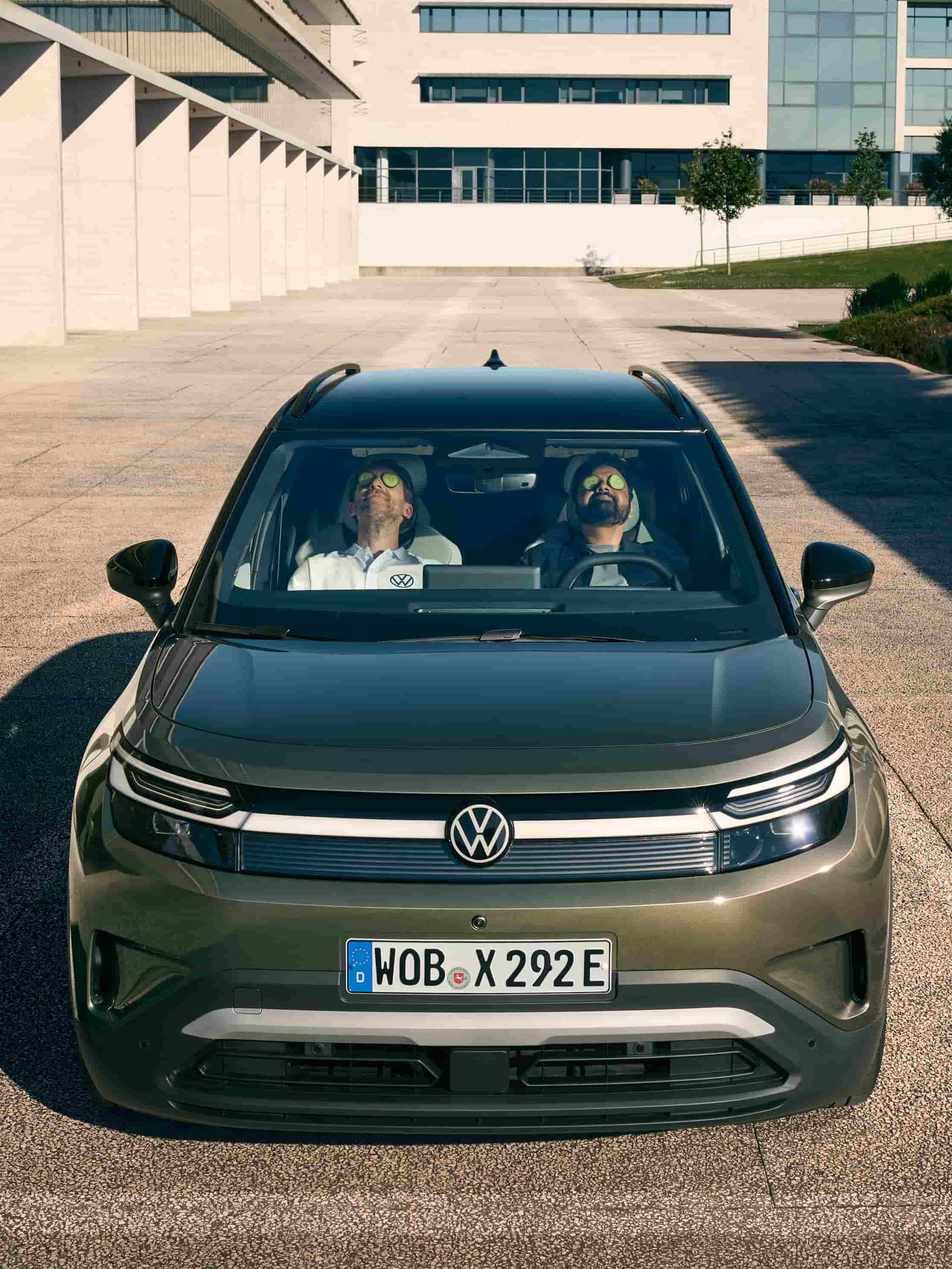 Volkswagen ID. Cross visto de frente, com dois homens no seu interior a descansar com dois pepinos nos olhos.