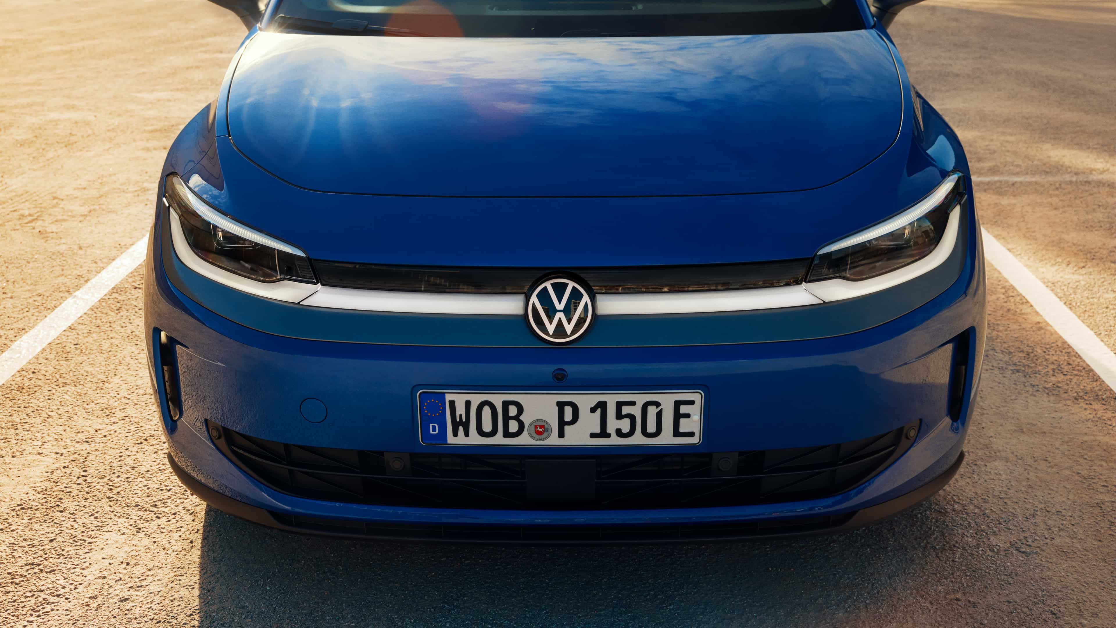 Vista frontal de um VW ID. Polo, mostra os faróis LED e o capô.