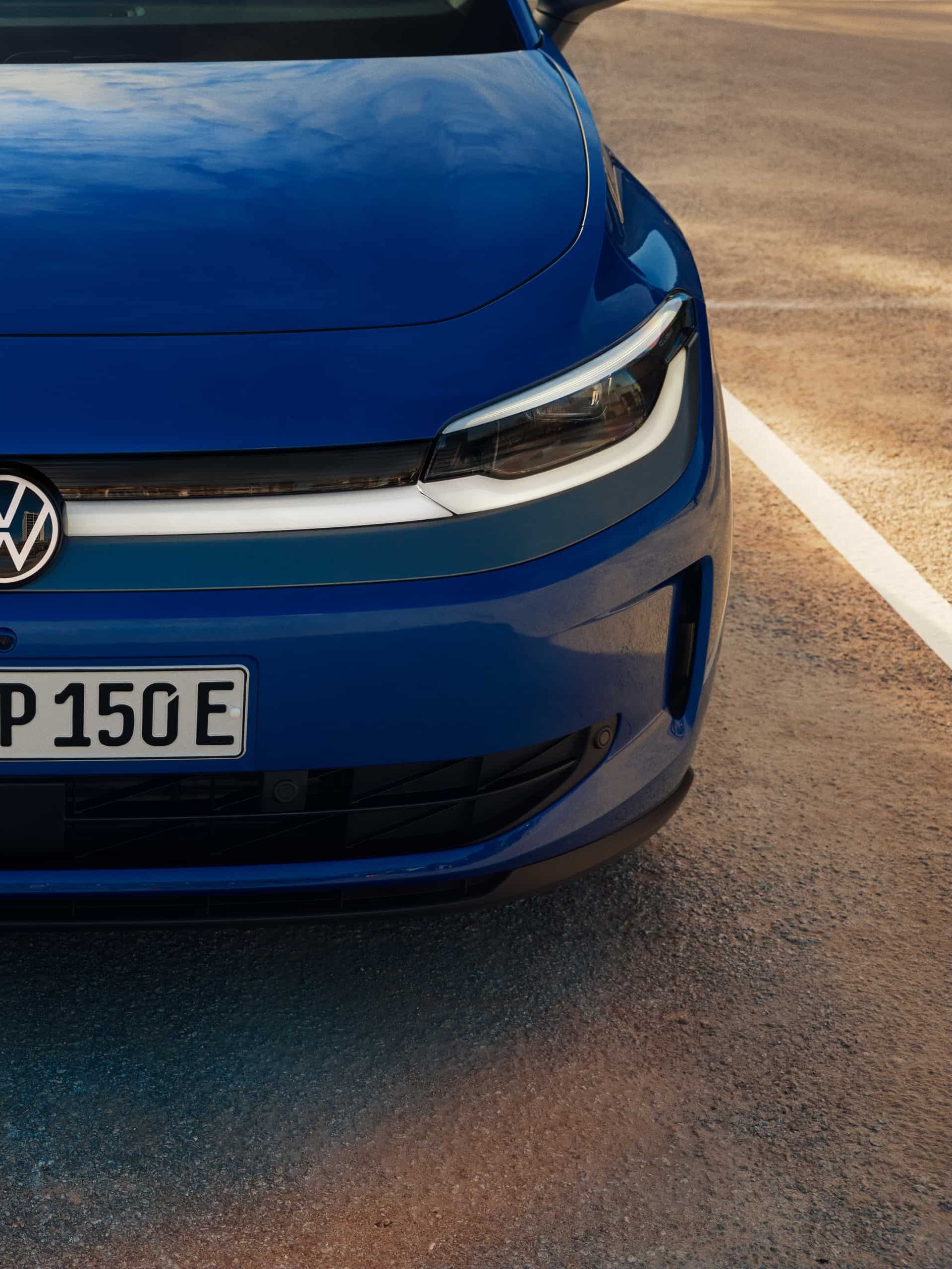 Vista frontal de um VW ID. Polo, mostra os faróis LED e o capô.