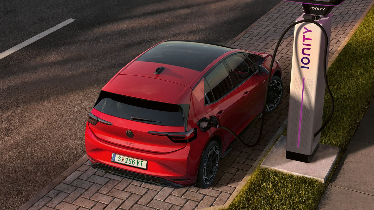 [AI-modified] – Um VW ID.3 GTI vermelho estacionado lateralmente a carregar num posto de carregamento rápido da IONITY.