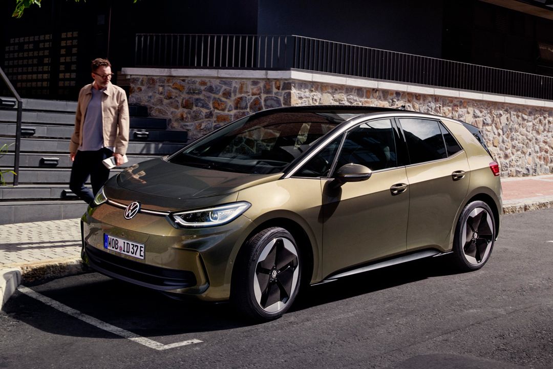 Volkswagen ID3 estacionado vista lateral