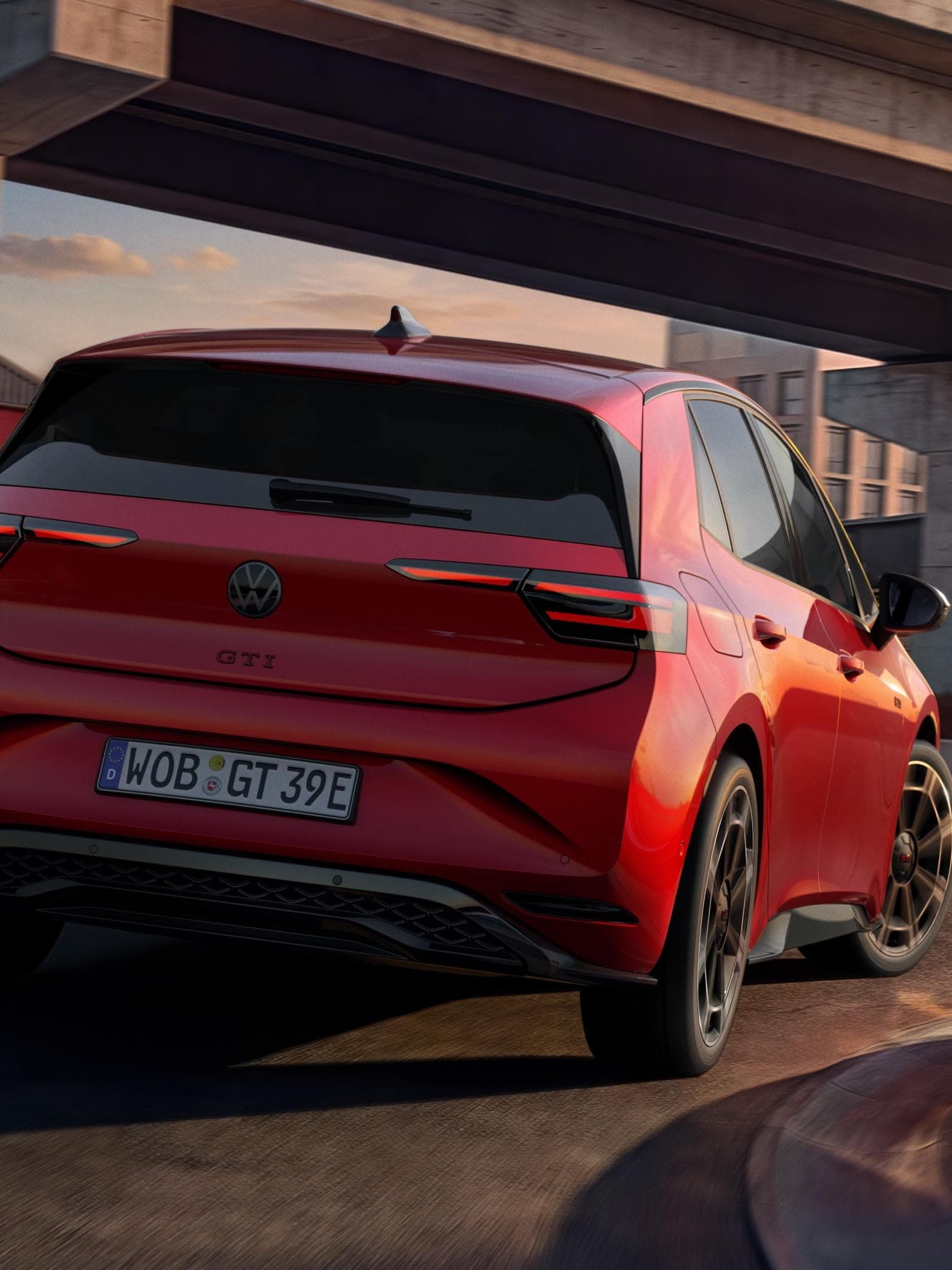 [AI-modified] – Vista traseira de um VW ID.3 GTI com as luzes traseiras acesas.