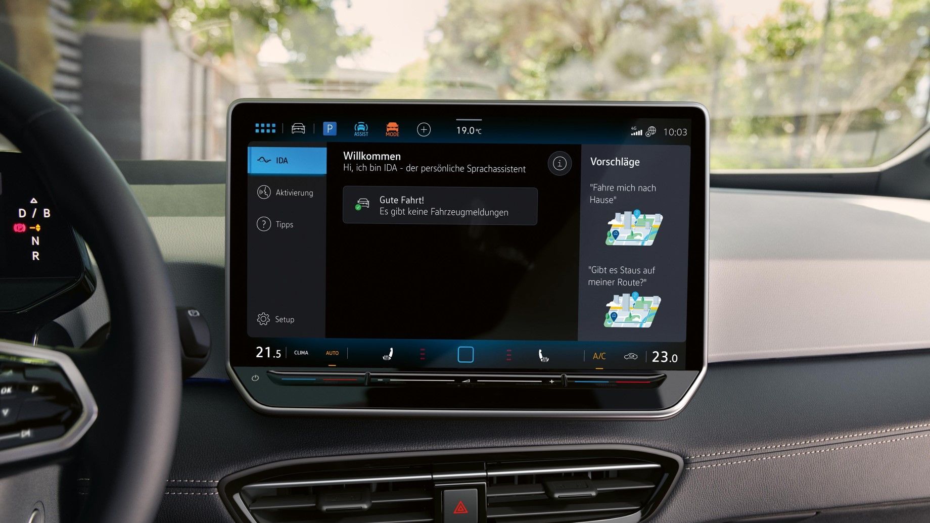 Vista para o volante multifunções no VW ID.3 com botão tátil para o assistente de voz.