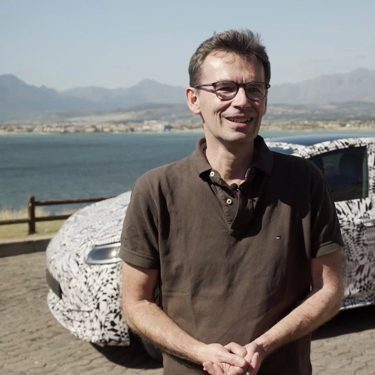 Frank Bekemeier em frente a um protótipo do Volkswagen ID.3