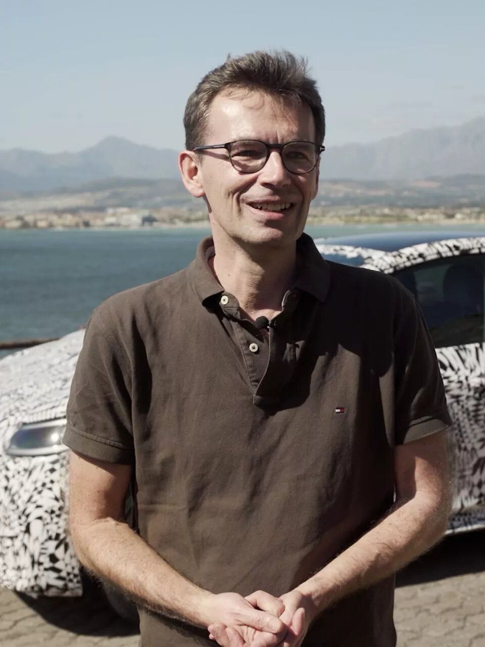 Frank Bekemeier em frente a um protótipo do Volkswagen ID.3