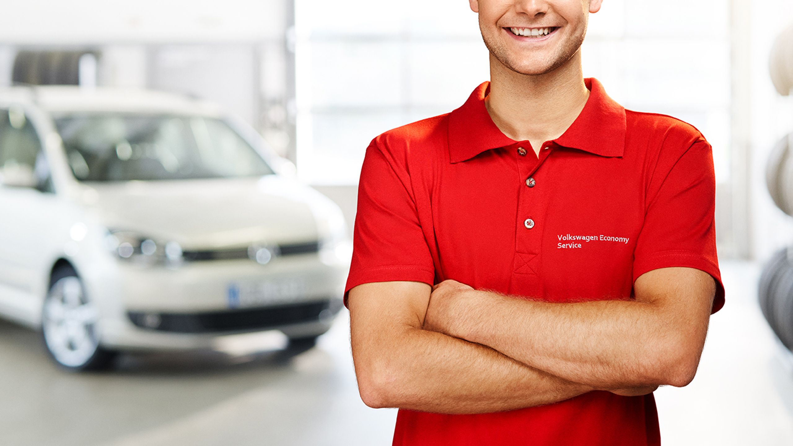 Um empregado do VW Economy Service numa oficina