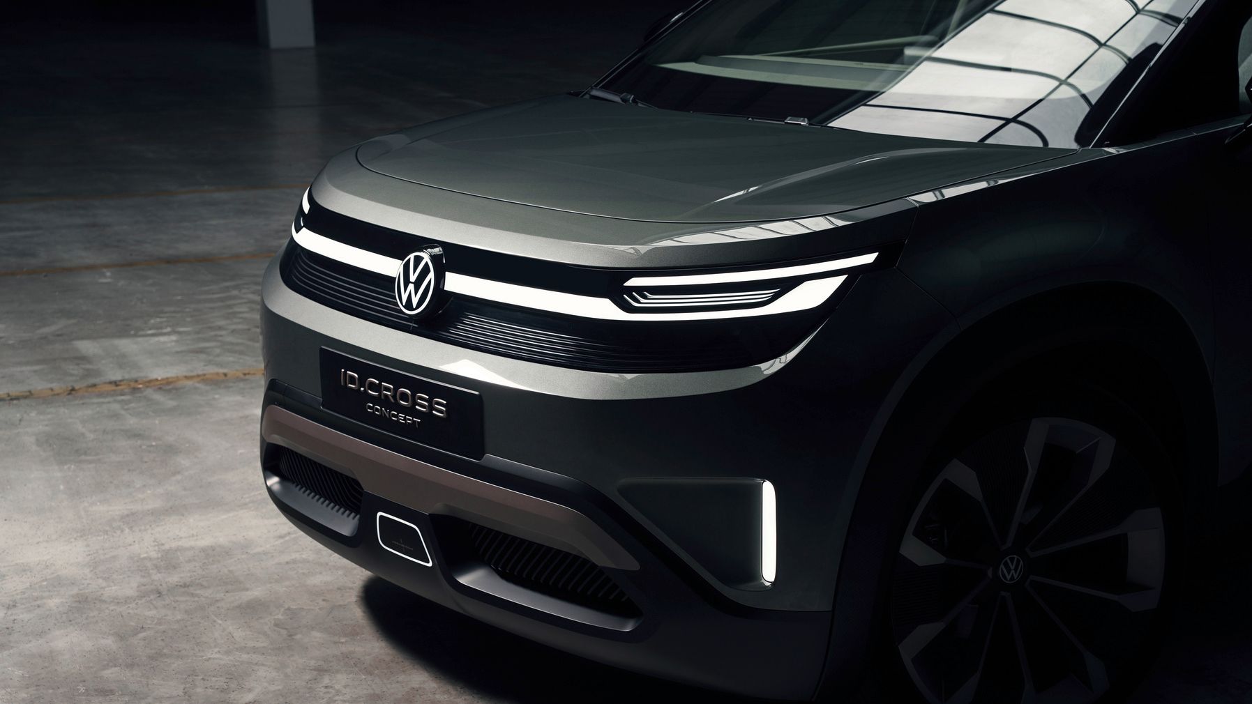 Detalhe da grelha dianteira iluminada e dos faróis do VW ID. CROSS Concept.