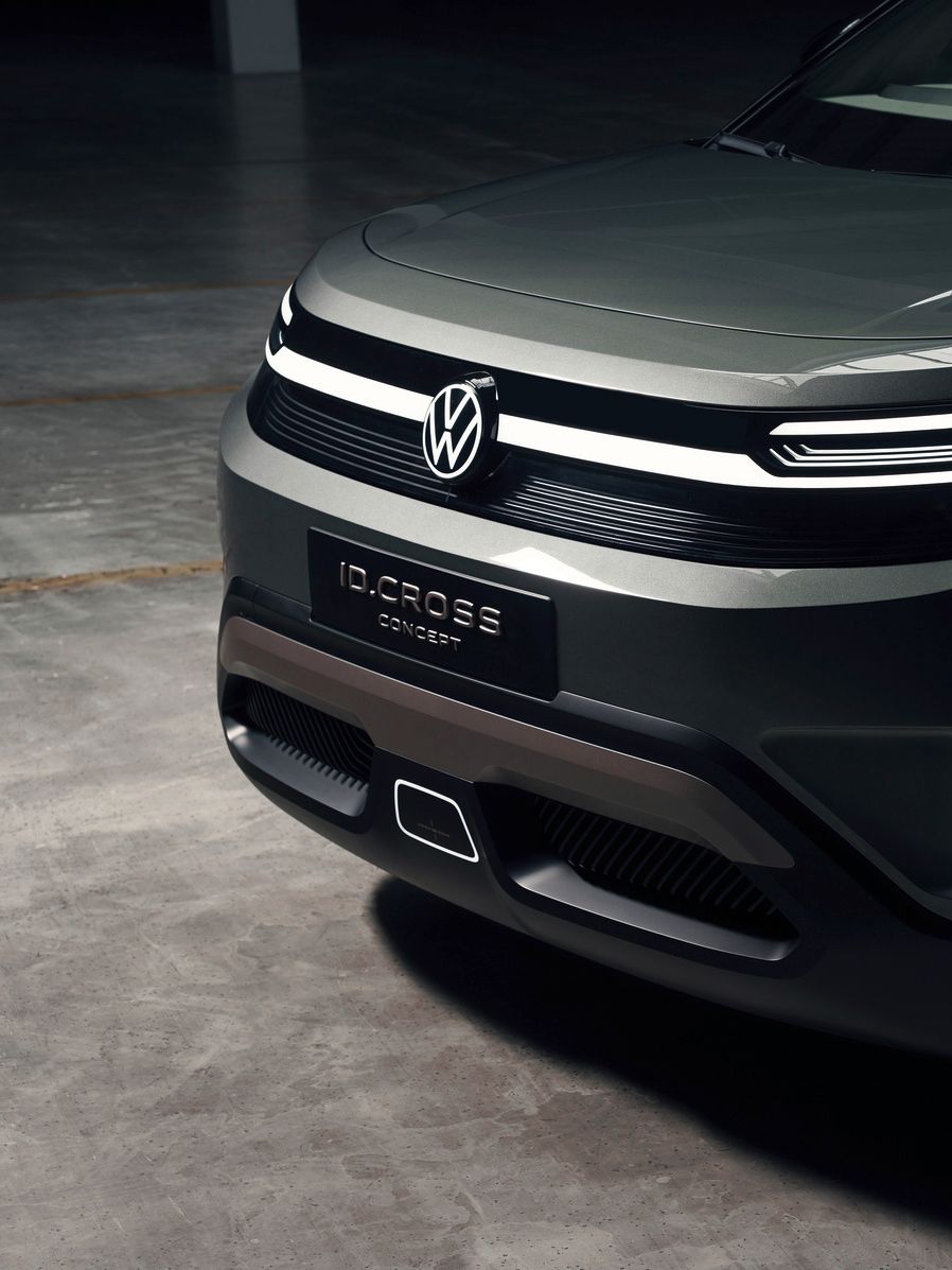 Detalhe da grelha dianteira iluminada e dos faróis do VW ID. CROSS Concept.