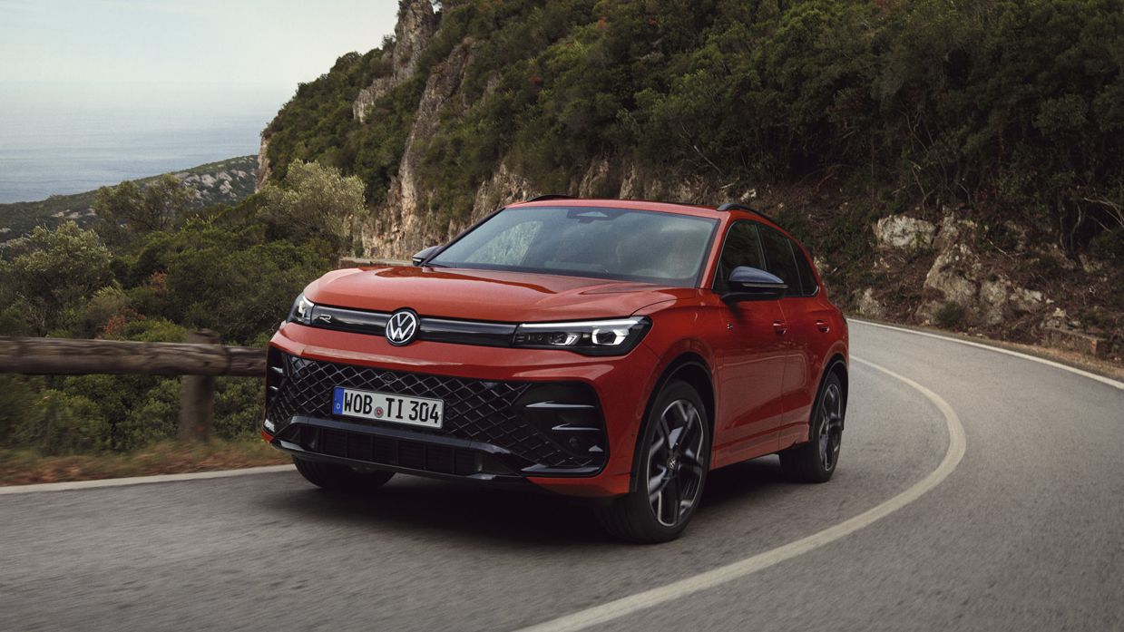 O VW Tiguan vermelho desloca-se ao longo de uma estrada sinuosa.