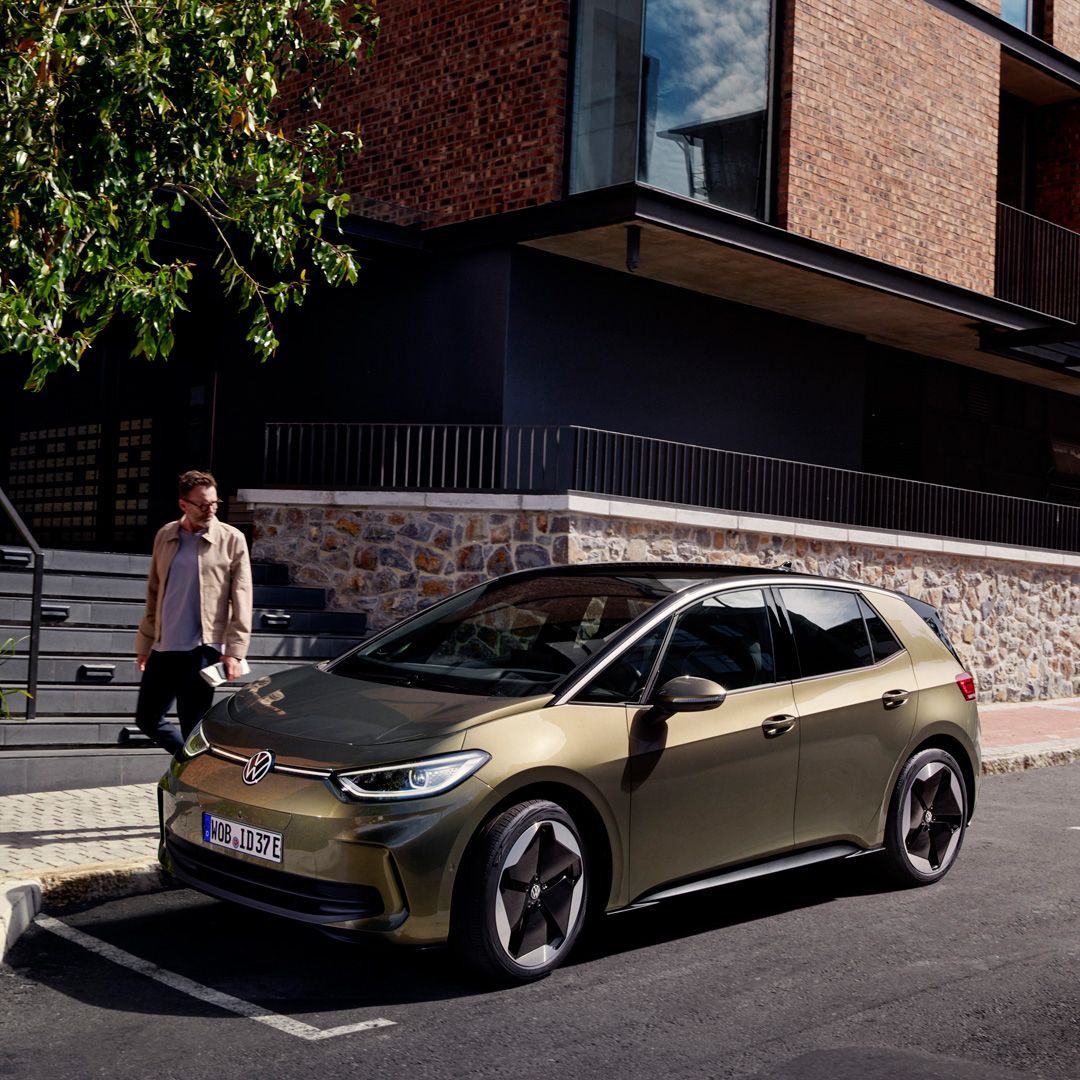 Volkswagen ID3 estacionado vista lateral