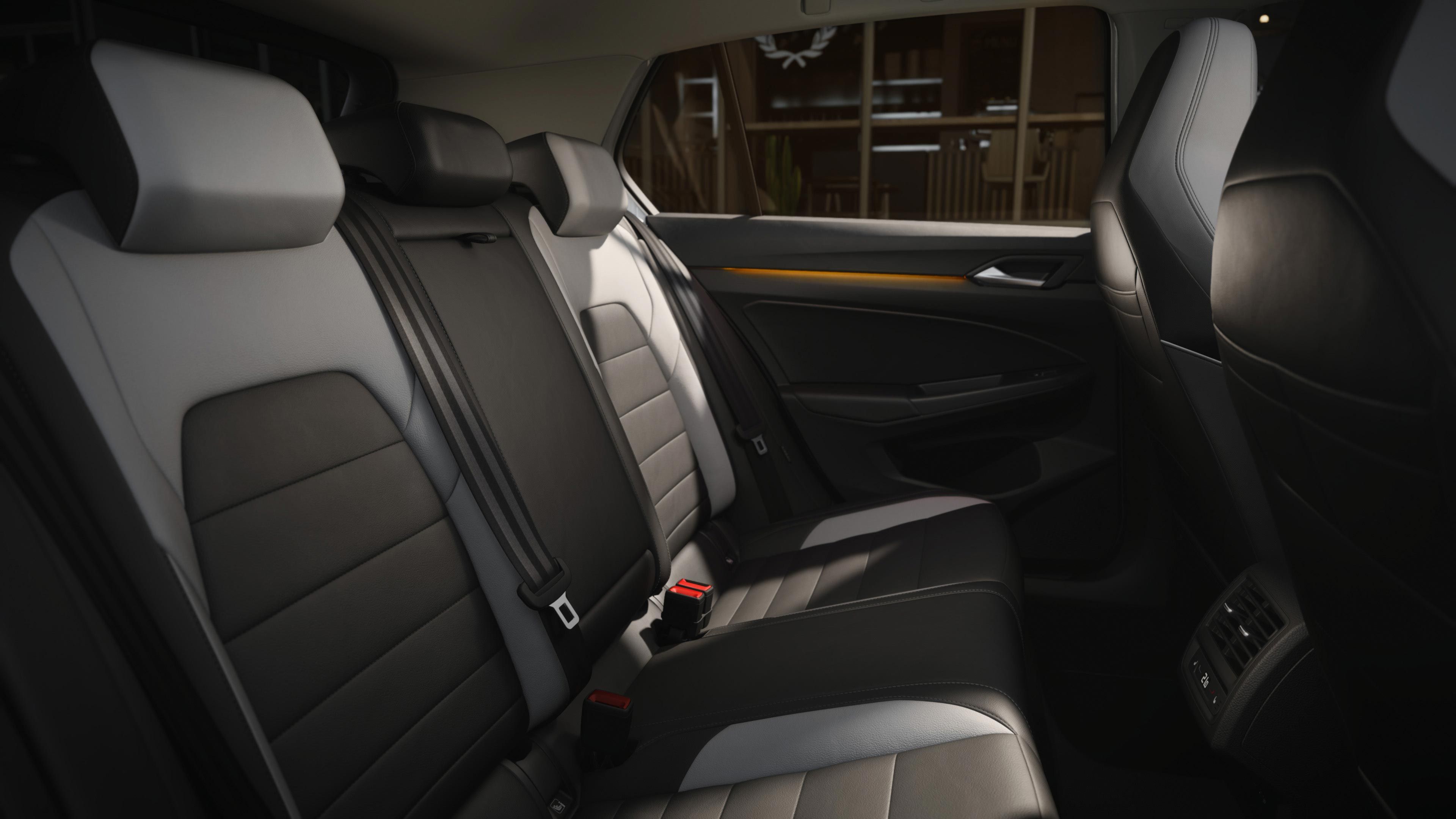 Innenansicht auf die Rückbank eines VW Golf.