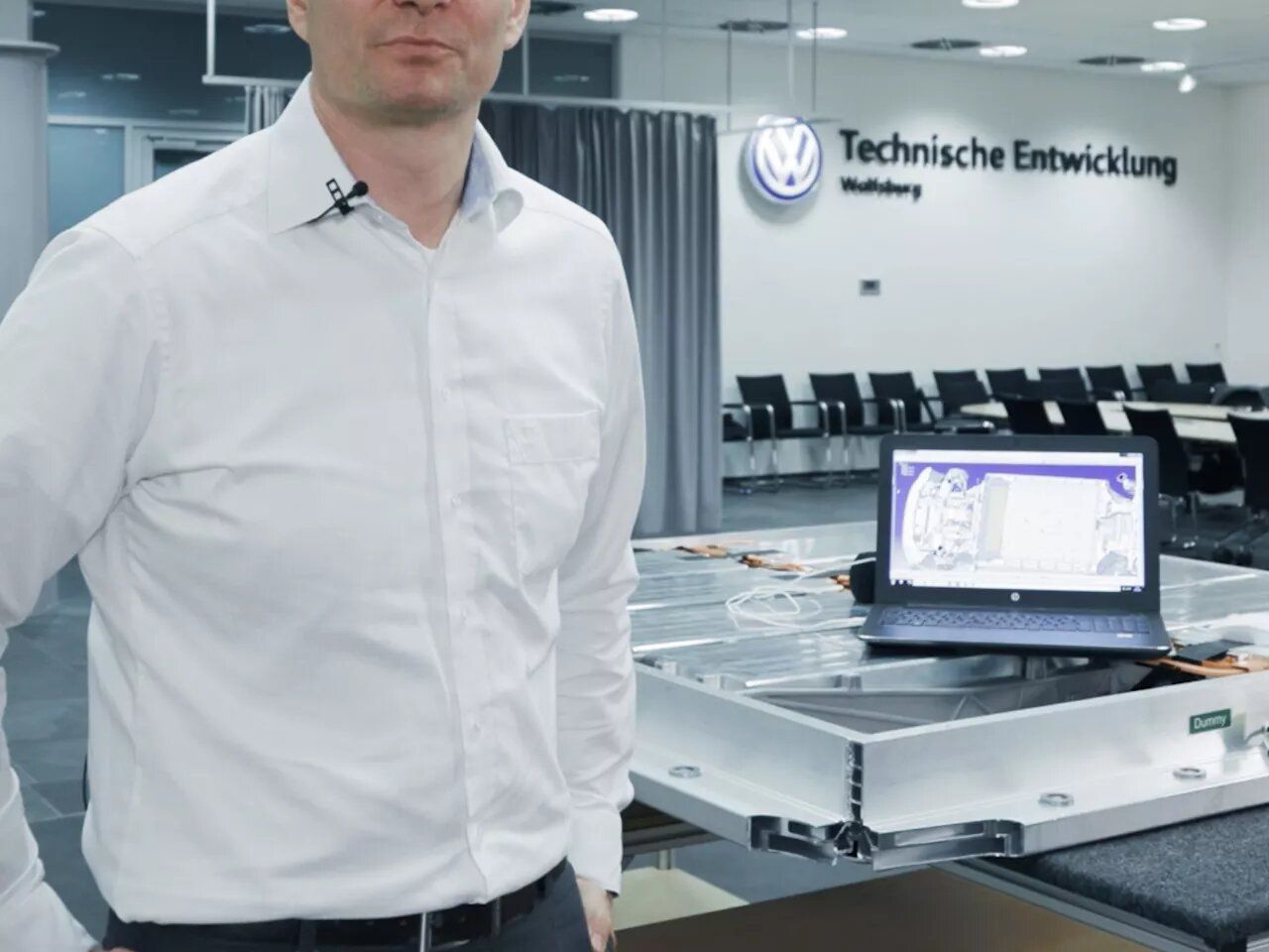 Norman Tenneberg in Wolfsburg bei der technischen Entwicklung
