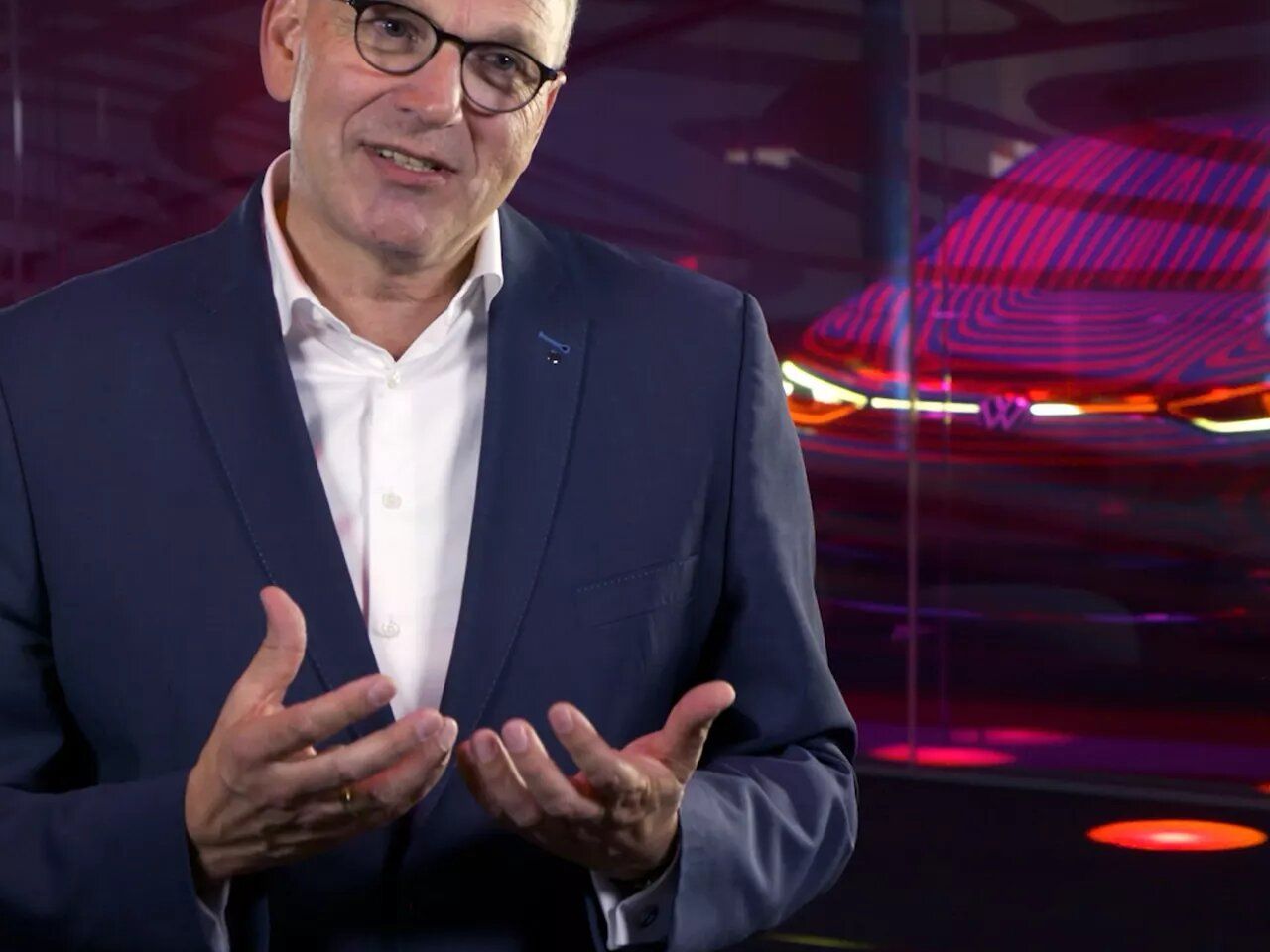 Jürgen Stackmann em frente ao Volkswagen ID.3
