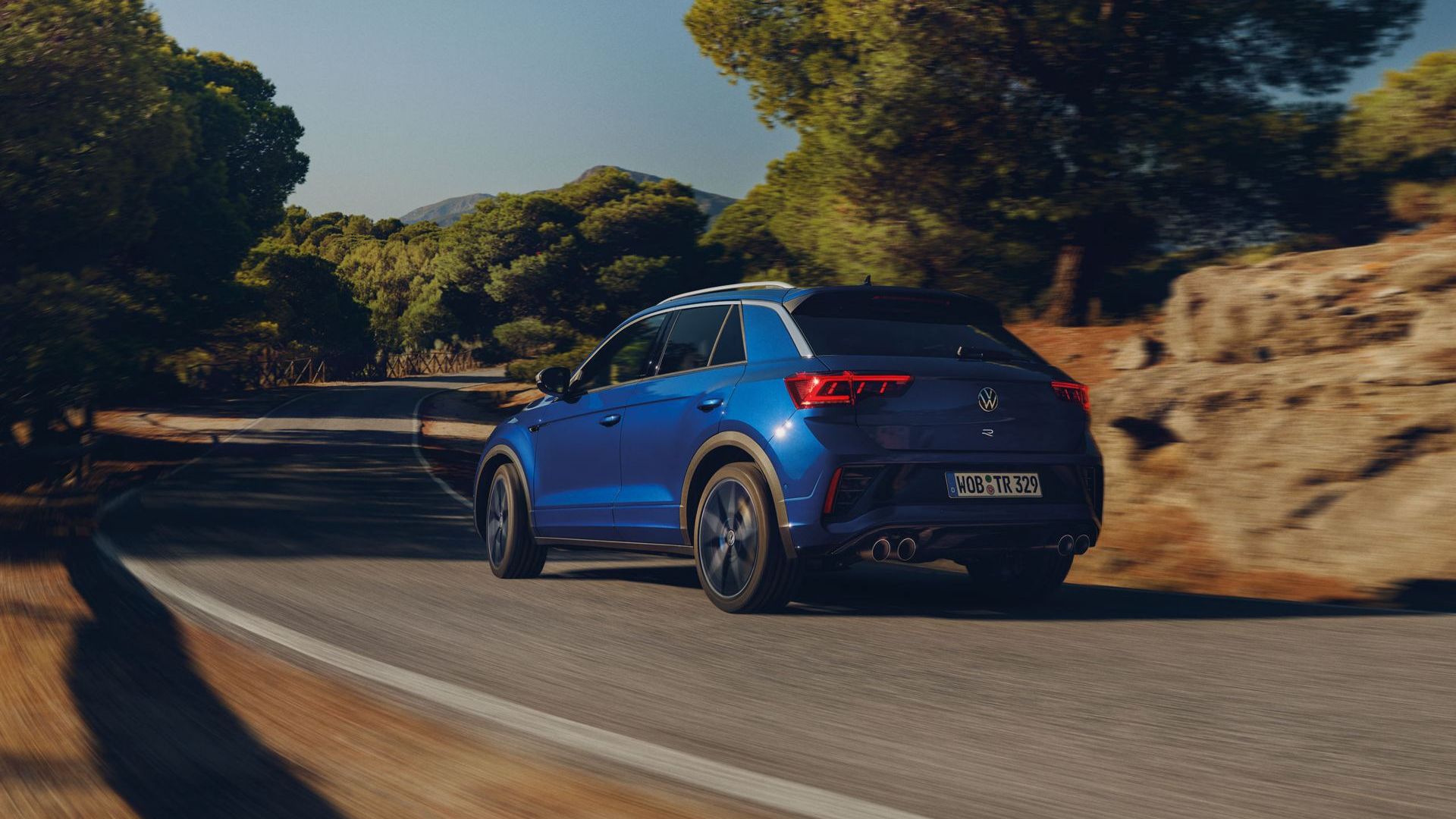 Vista traseira do VW T-Roc R a percorrer uma estrada