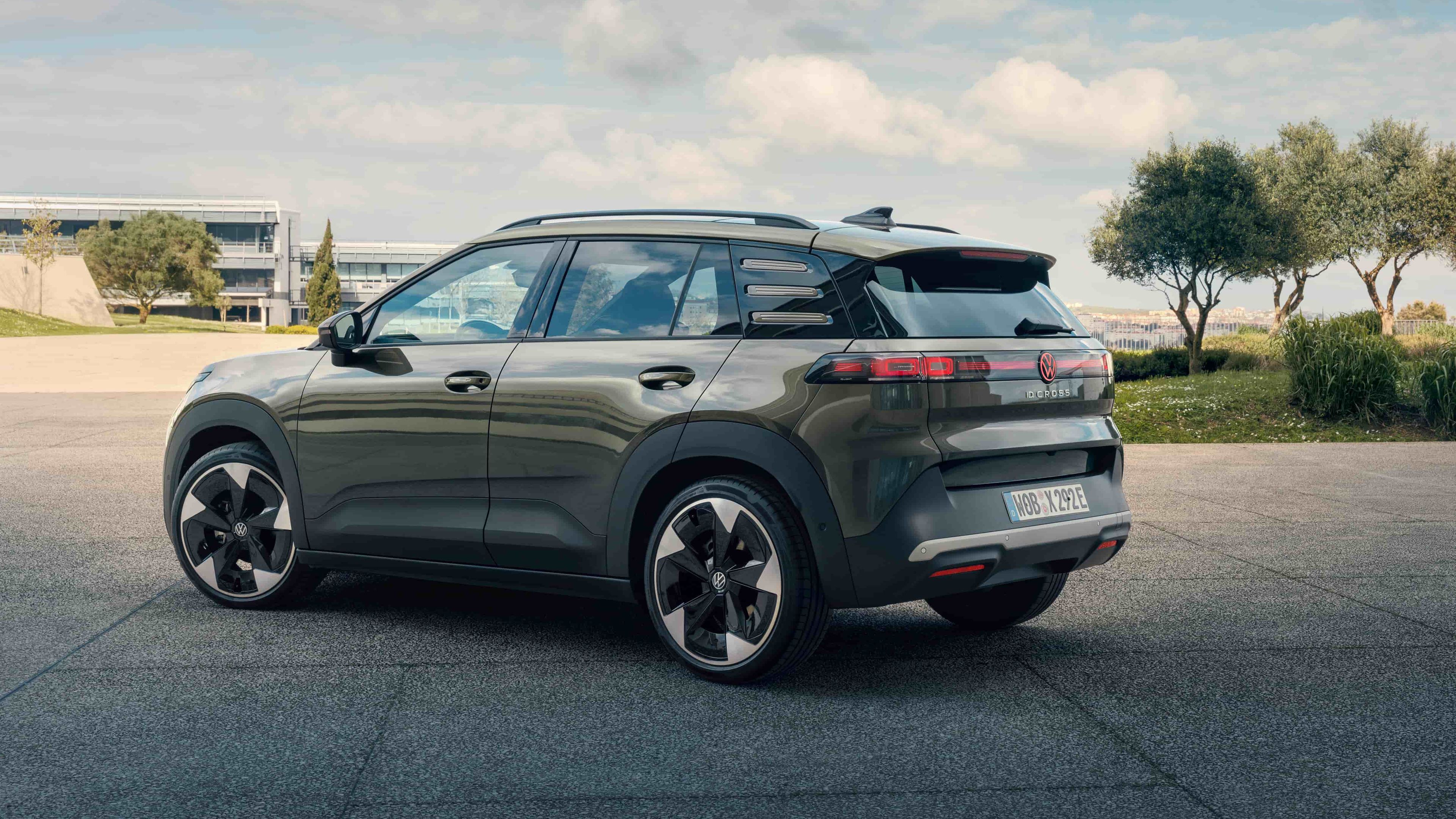 Volkswagen ID. Cross estacionado numa área pavimentada ao ar livre