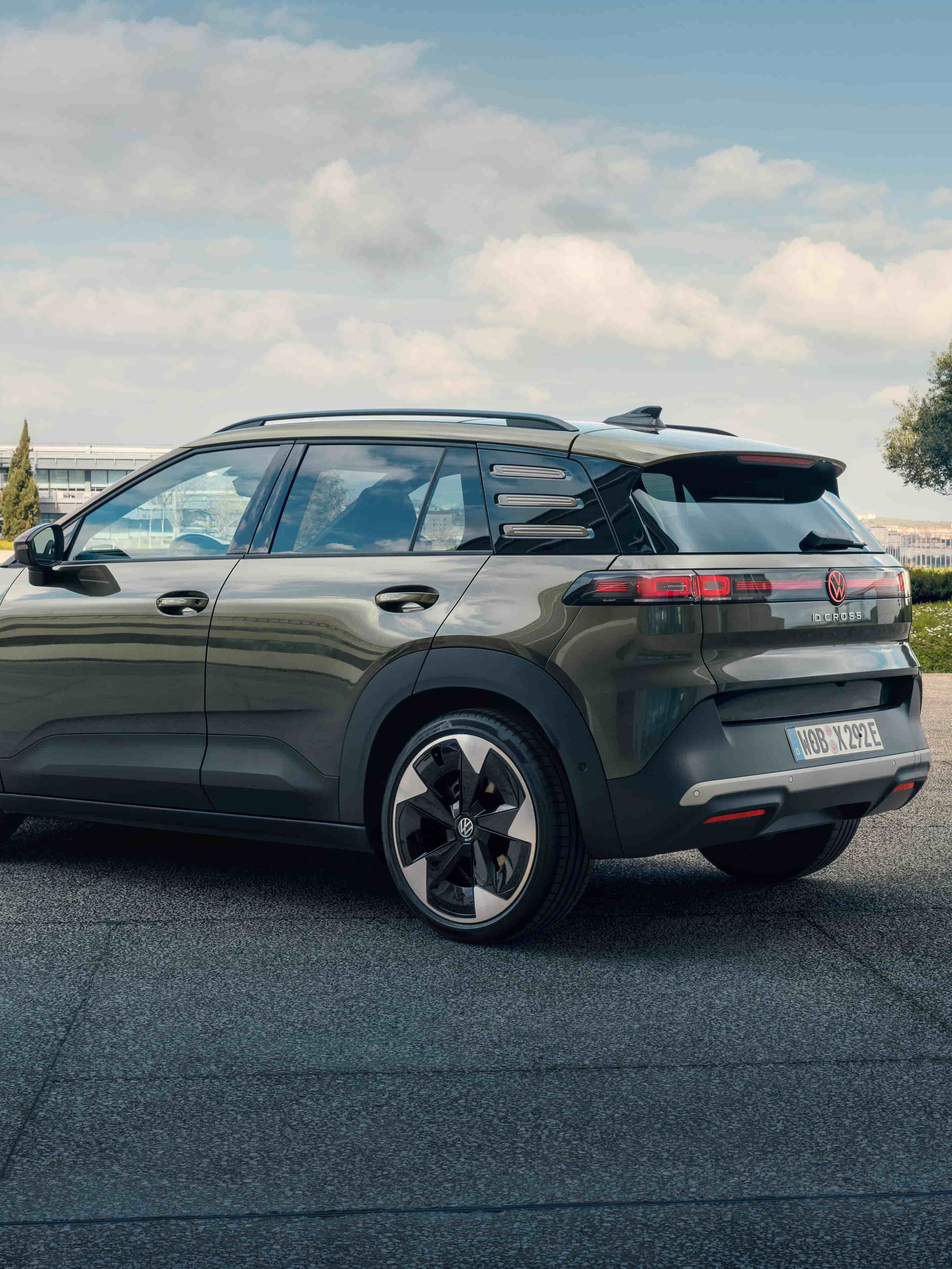 Volkswagen ID. Cross estacionado numa área pavimentada ao ar livre