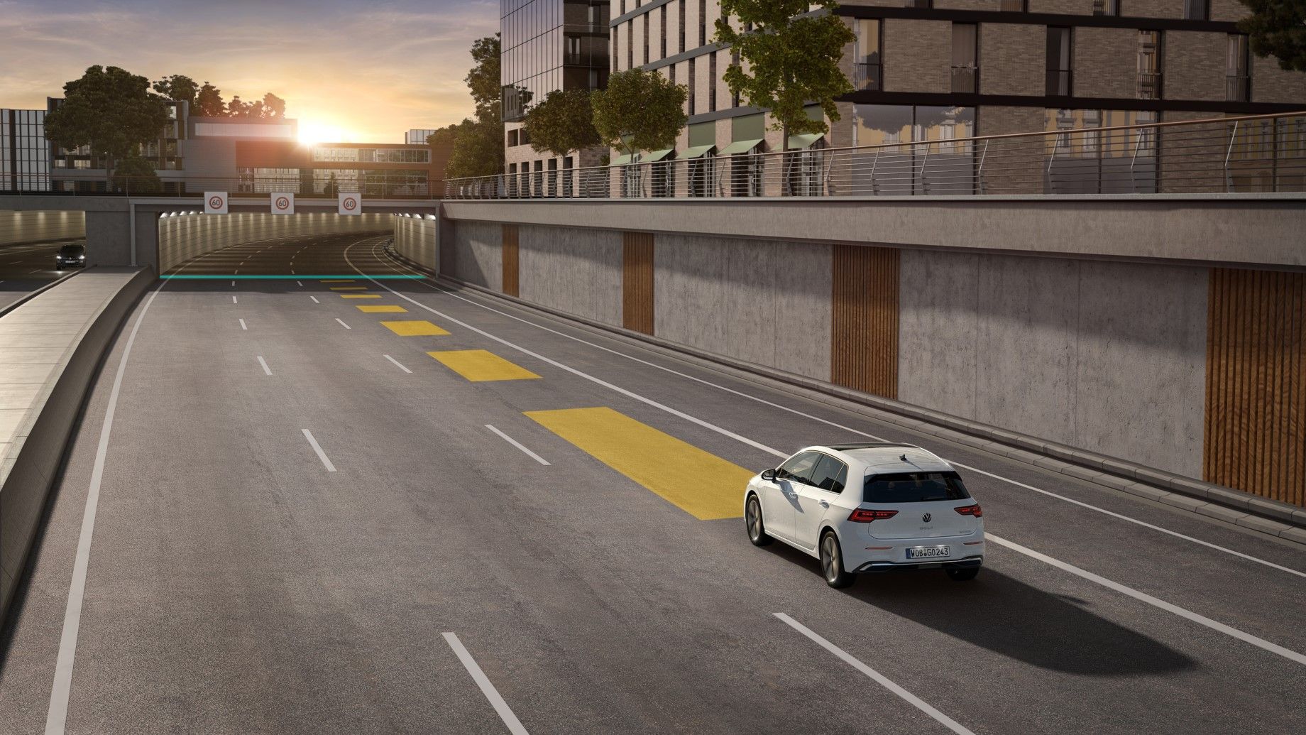 Weißer VW Golf bewegt sich im Straßenverkehr, dabei wird die automatische Distanzregelung ACC genutzt.