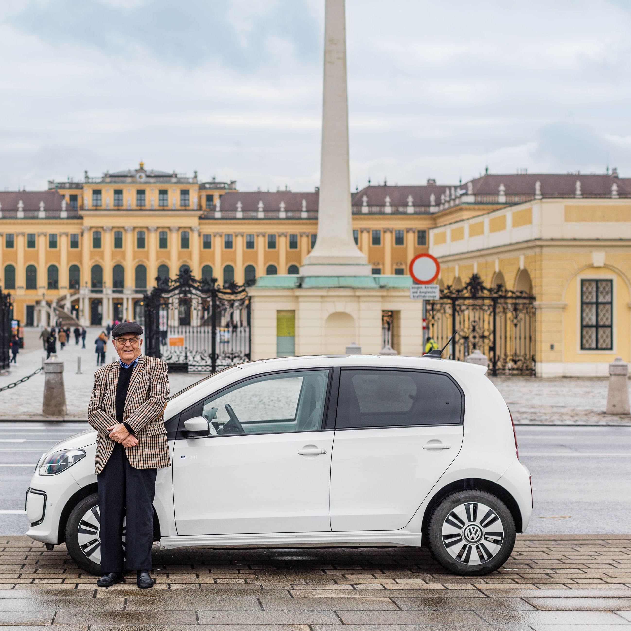 Heinz Gerhard und sein geparkter e-up! vor dem Schloss Schönbrunn in Wien