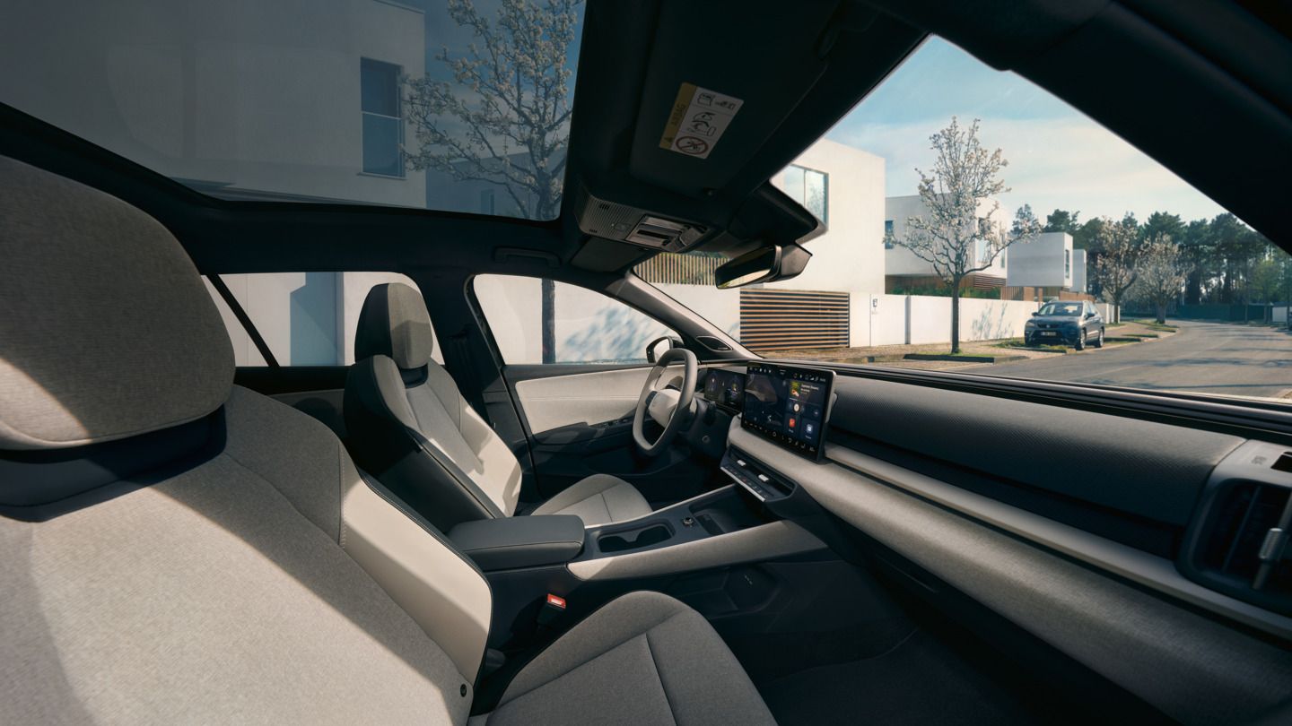 Perspetiva interior de um VW ID. Cross com design interior claro e vista para o cockpit.