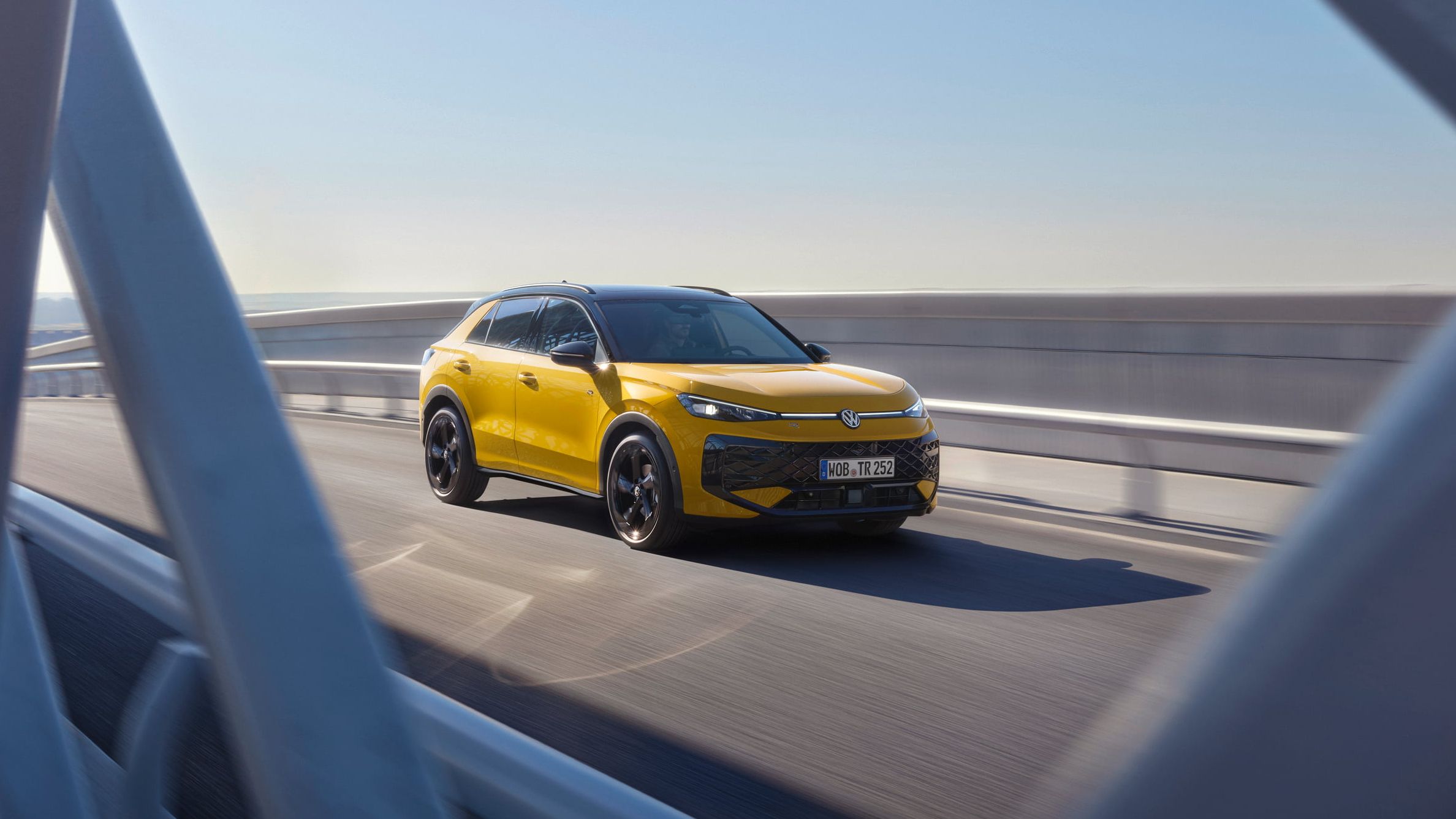 VW T-Roc R-Line amarelo em andamento de perfil