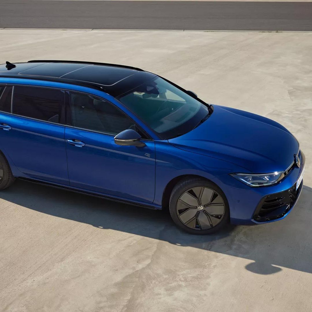 Vista lateral do VW Passat R-Line azul estacionado.