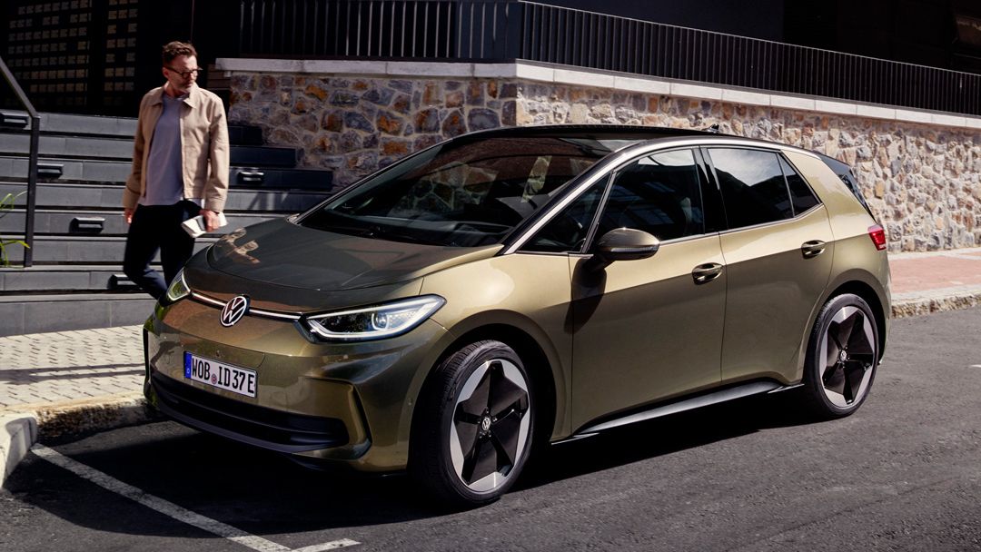 Volkswagen ID3 estacionado vista lateral