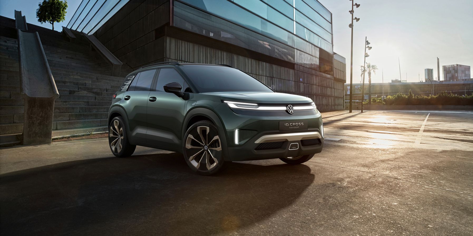 Um VW ID. CROSS Concept verde num parque de estacionamento ao pôr do sol.