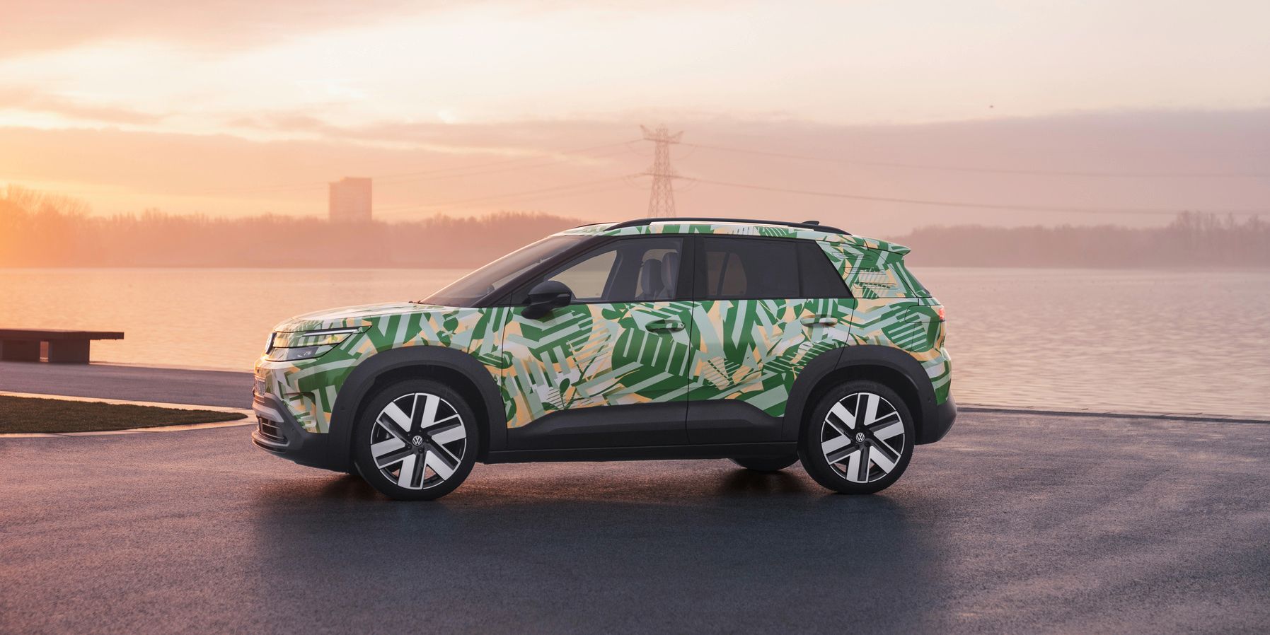 Perfil de um VW ID. Cross. No fundo, vêm-se os contornos de uma cidade.