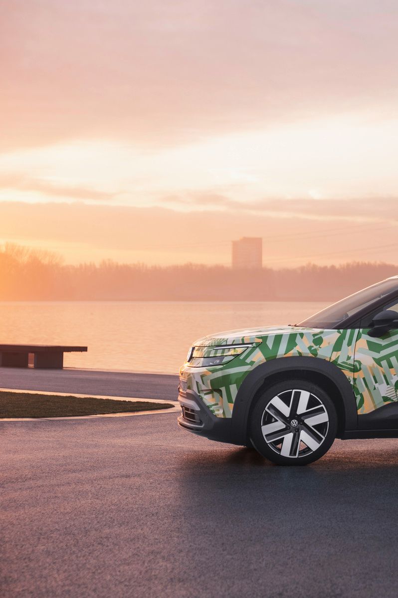 Perfil de um VW ID. Cross. No fundo, vêm-se os contornos de uma cidade.