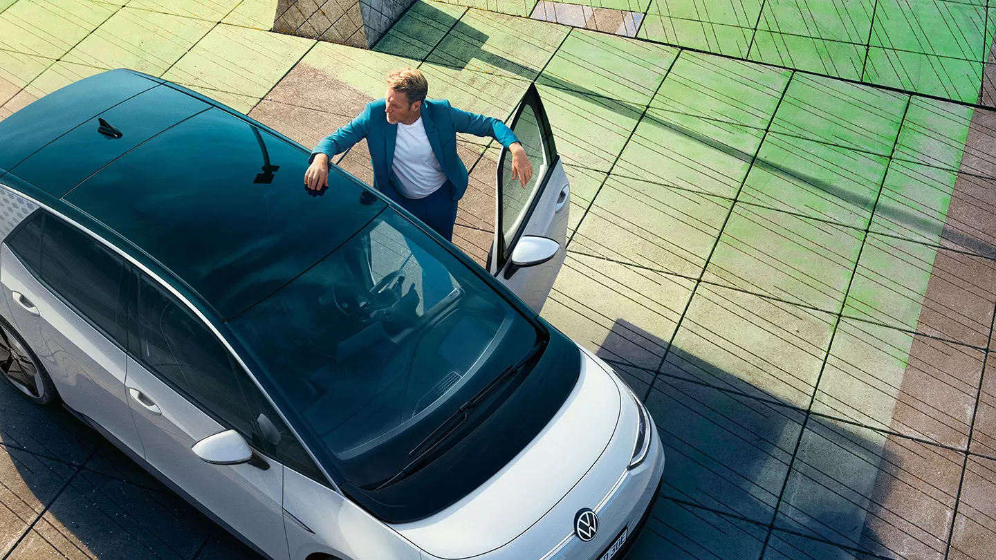 Um homem entra para o Volkswagen ID.3