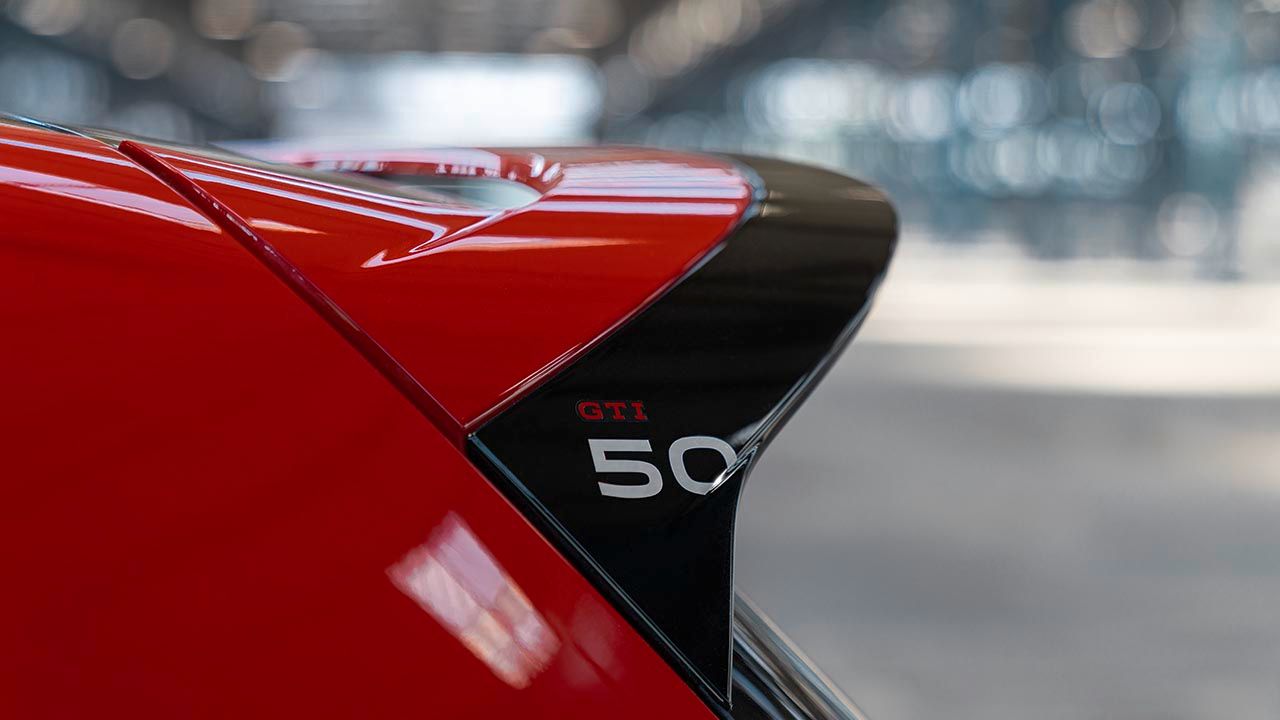 Spoiler traseiro de um VW Golf GTI EDITION 50 vermelho, em preto, com um logótipo GTI 50.