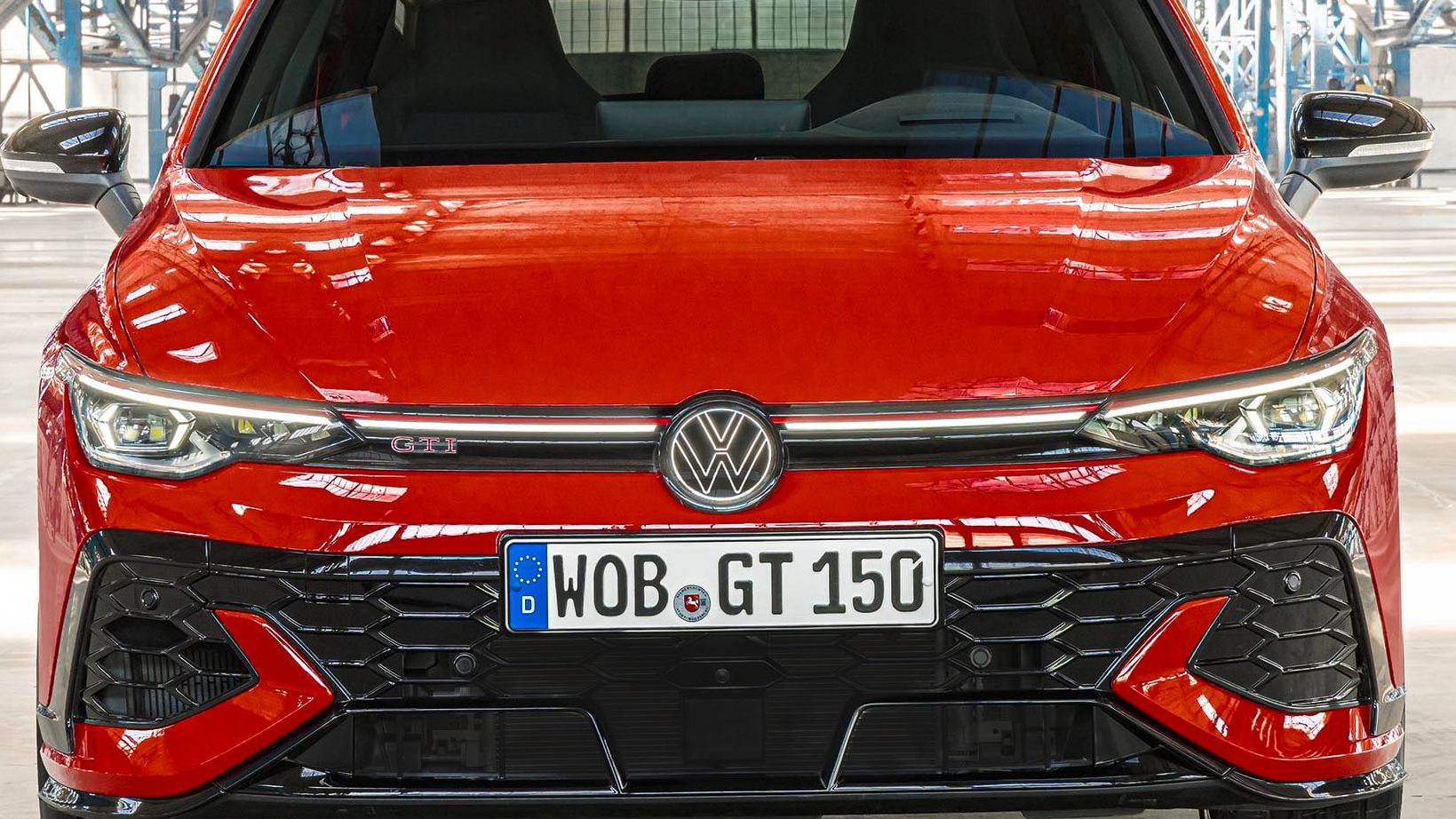 Vista da dianteira de um VW Golf GTI EDITION 50 vermelho.