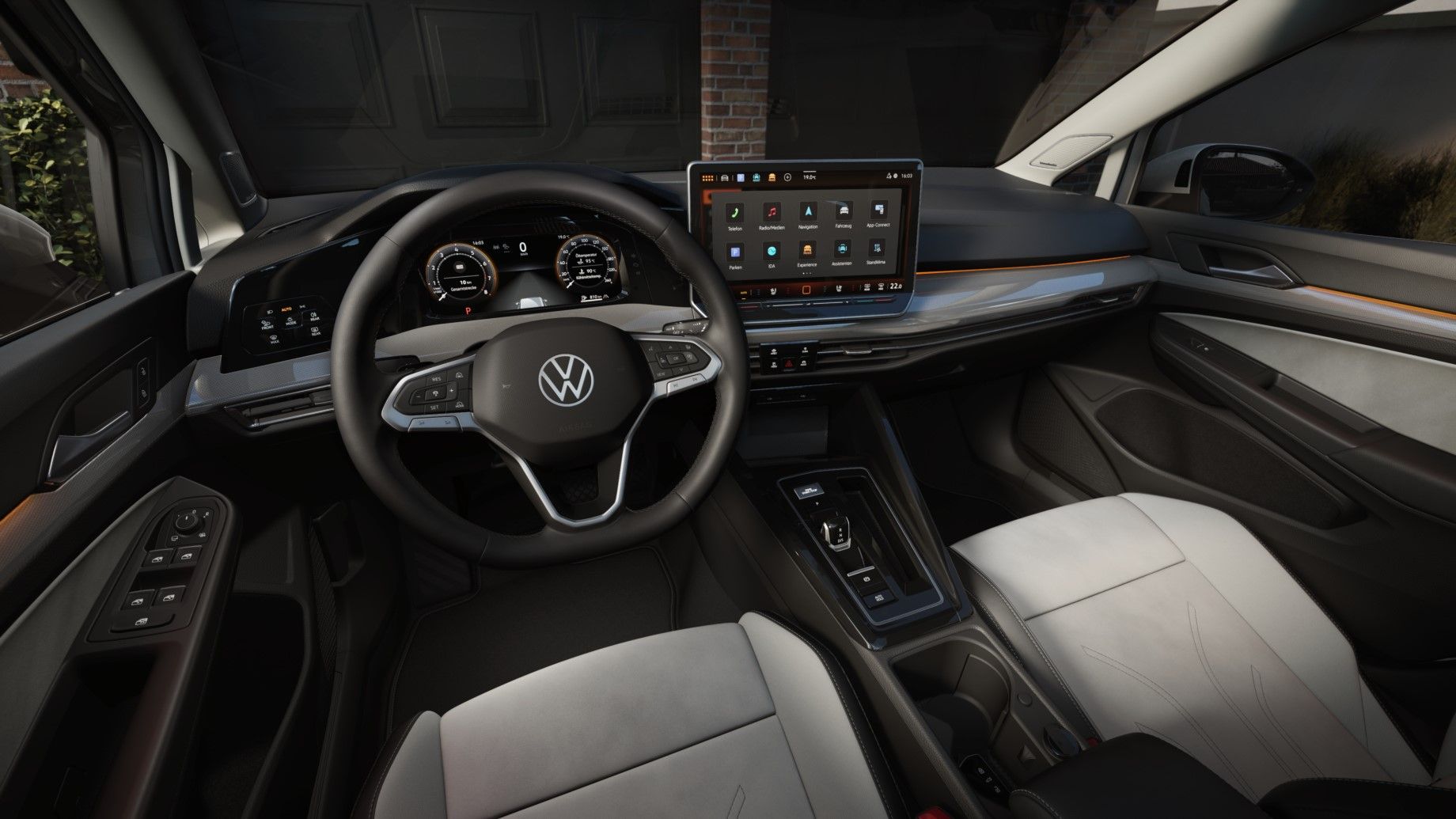 Blick auf den Innenraum des VW Golf Estate. Bei geöffneter Beifahrertür legt eine Frau Kopfhörer und ein Tablet in den Wagen hinein.