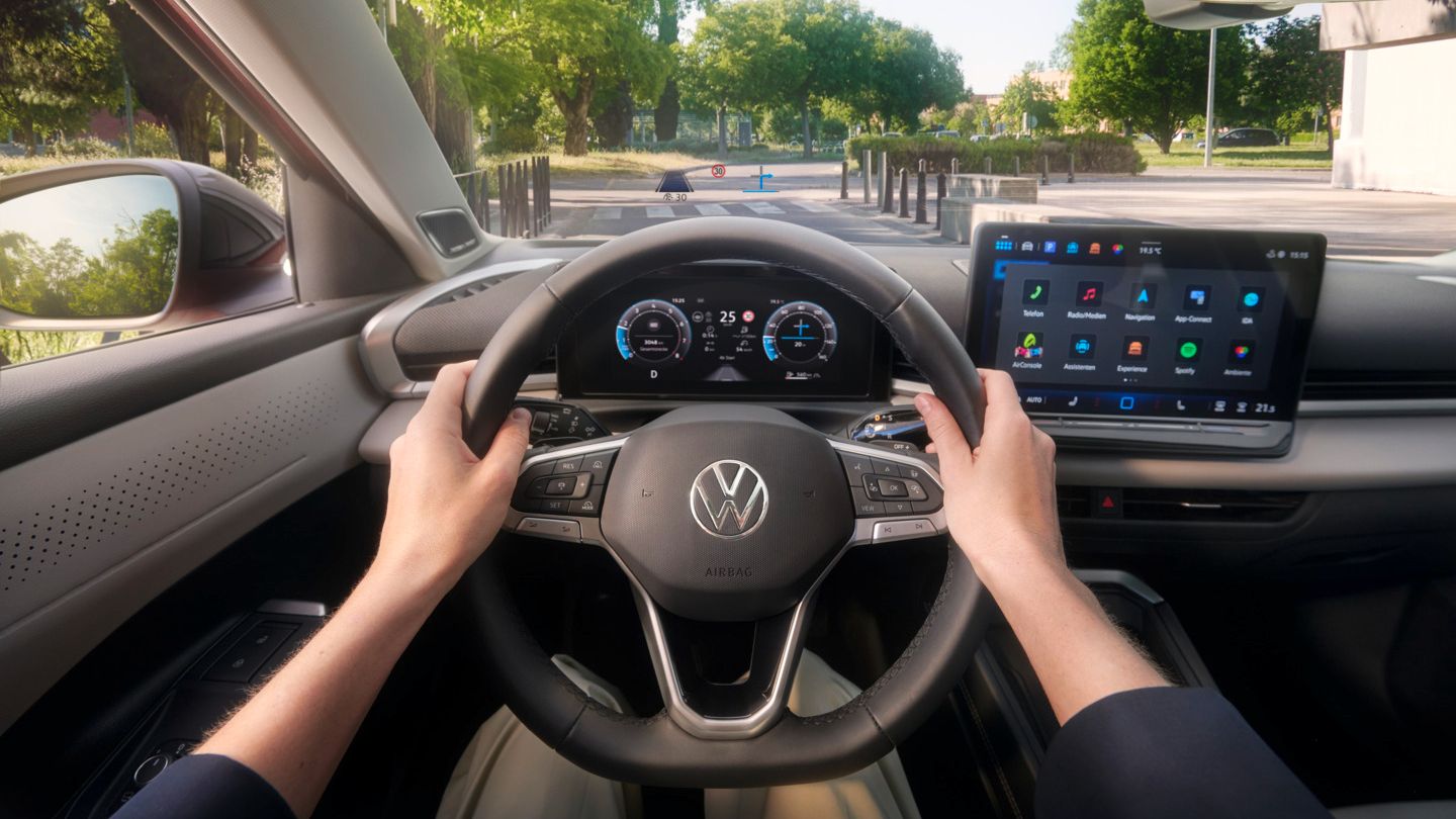 Vista do Head-up Display (HUD) no VW T-Roc Style.