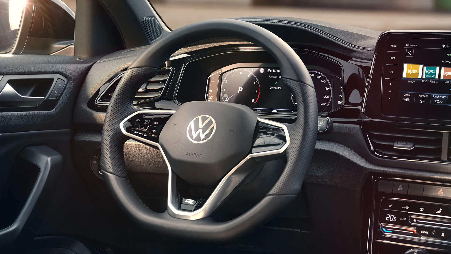 Interior do VW T-Roc, vista de pormenor do volante multifunções