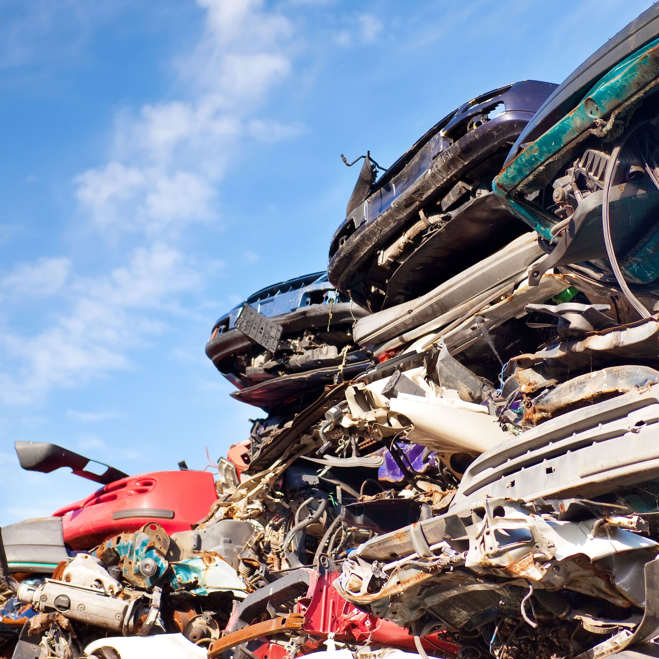 Volkswagen e outros carros na sucata, prontos para a reciclagem