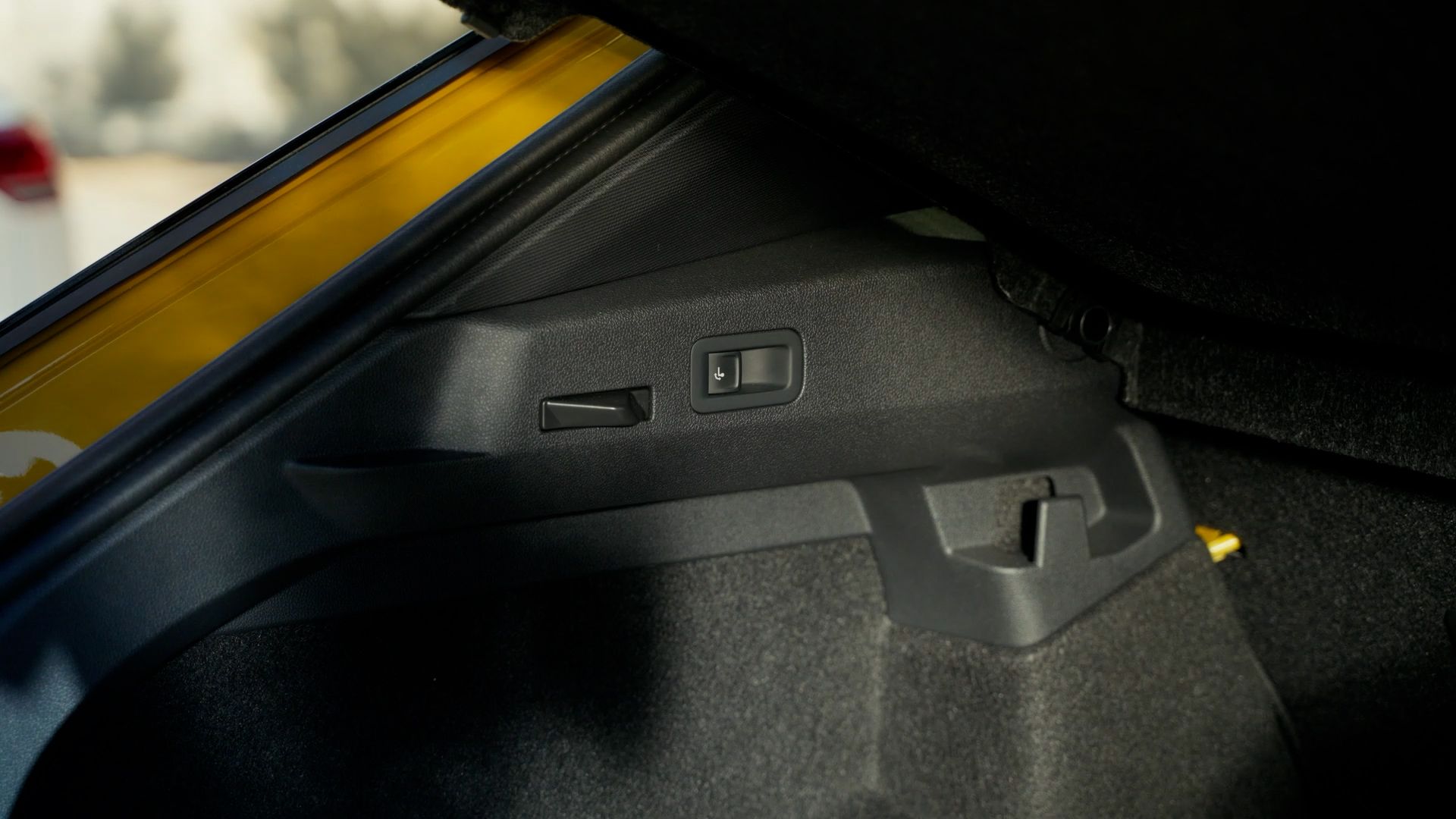 Preview do engate de reboque de um VW T-Roc R-Line amarelo a ser desbloqueado e estendido.