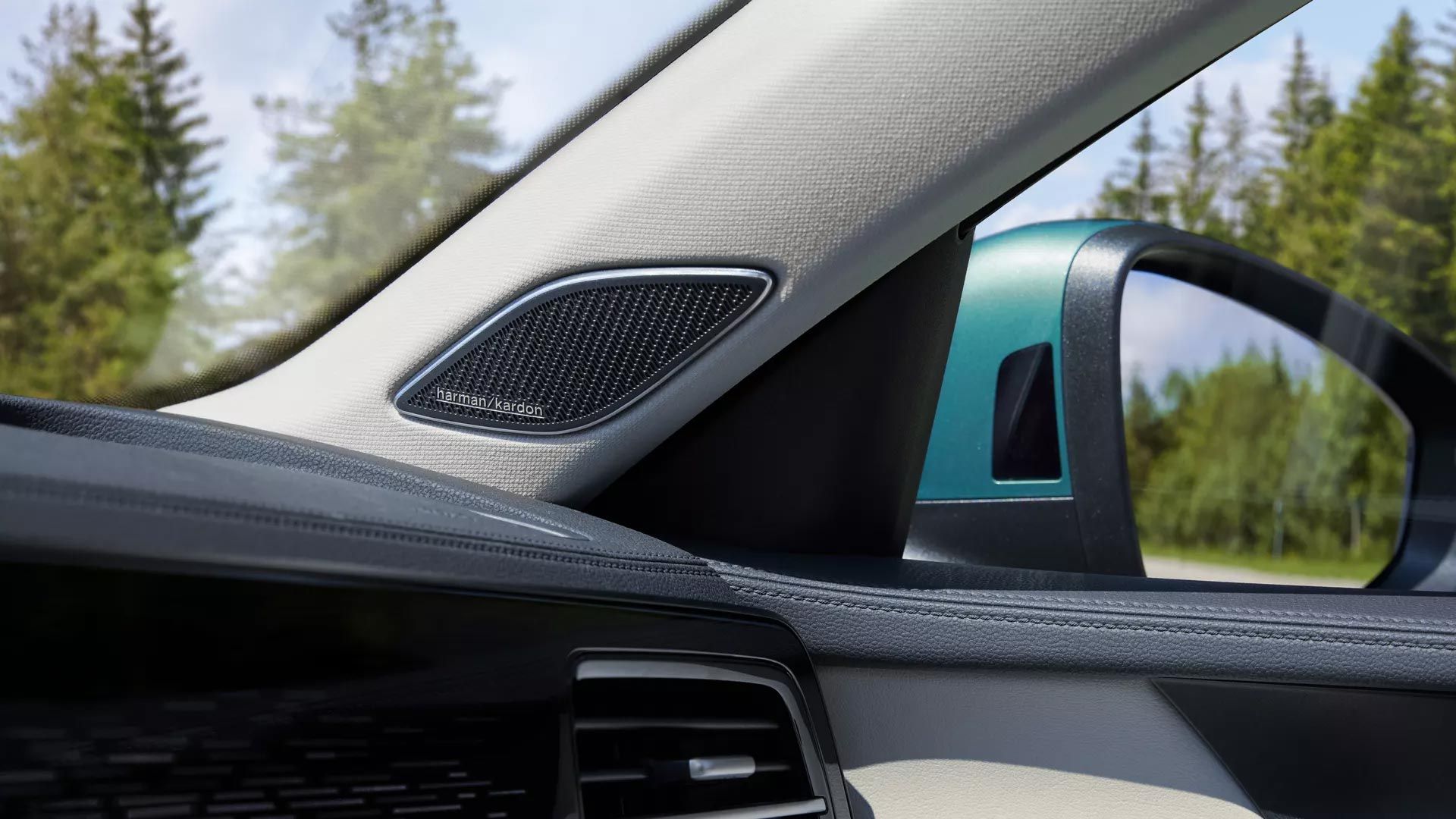 Em destaque no interior do VW Passat: altifalante Harman Kardon no lado do passageiro