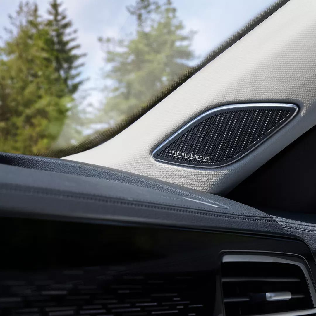 Em destaque no interior do VW Passat: altifalante Harman Kardon no lado do passageiro
