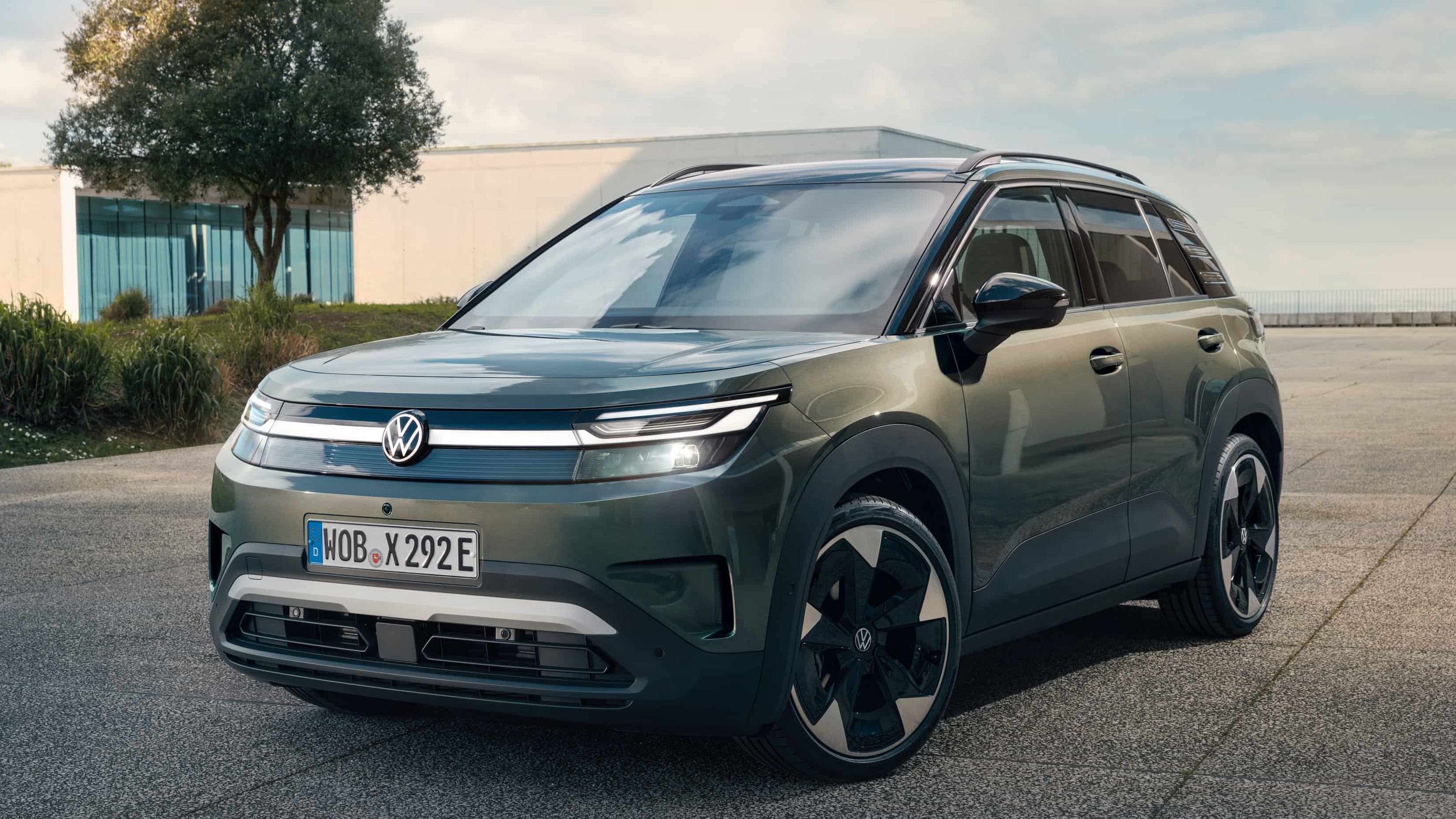 Visão frontal da Volkswagen ID. Cross num piso acimentado