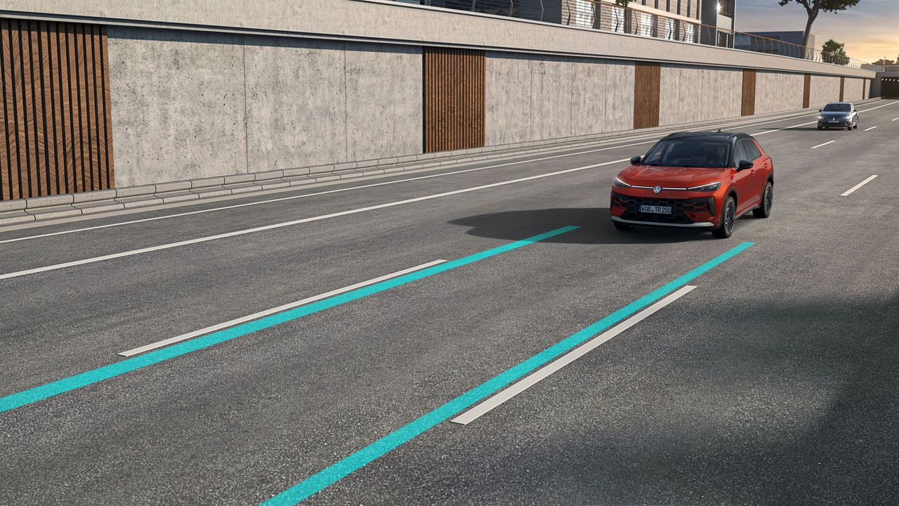 A ilustração mostra, de forma esquemática, através de um VW T-Roc, o funcionamento do Lane Assist.