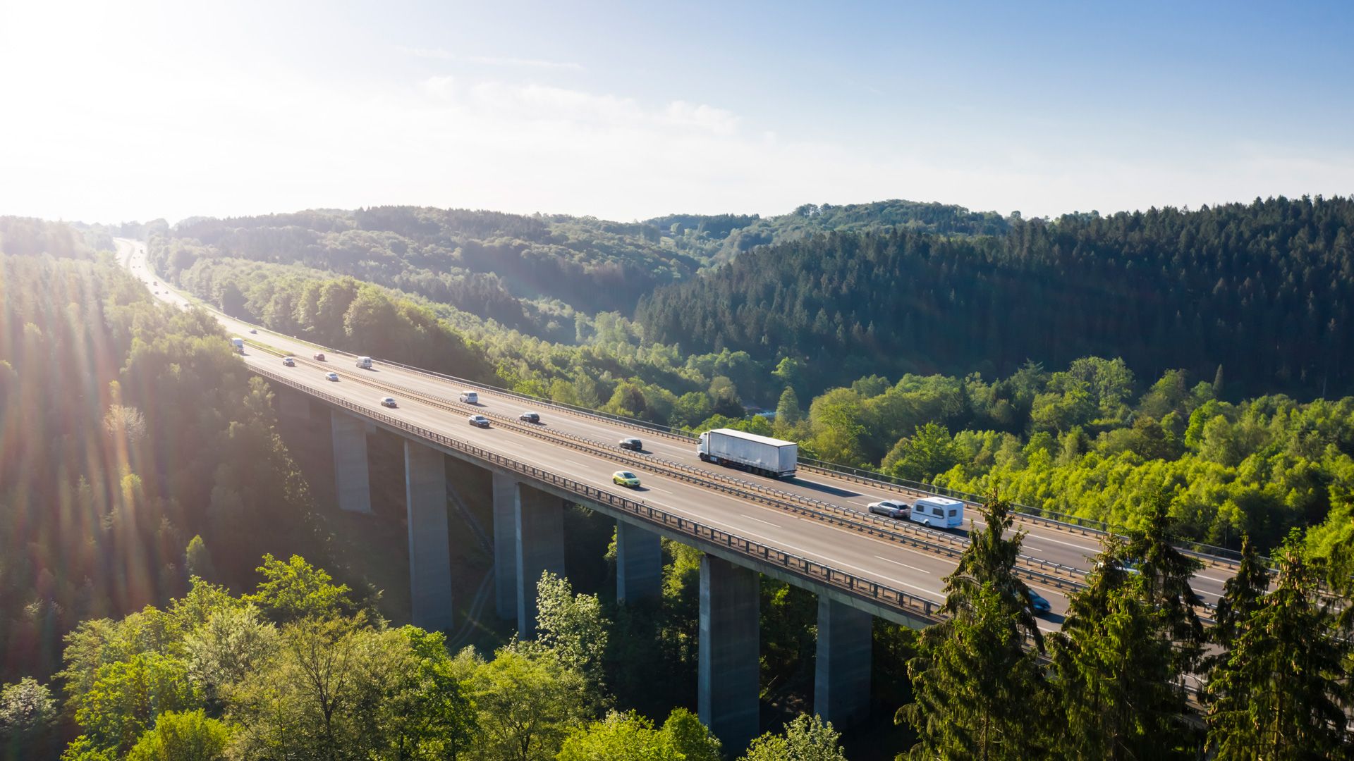 Autos und LKW fahren über eine Brücke
