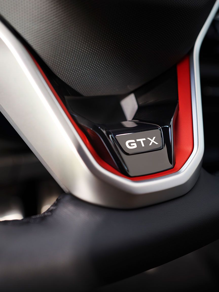 Assinatura GTX no volante de um VW ID.5 GTX vermelho.