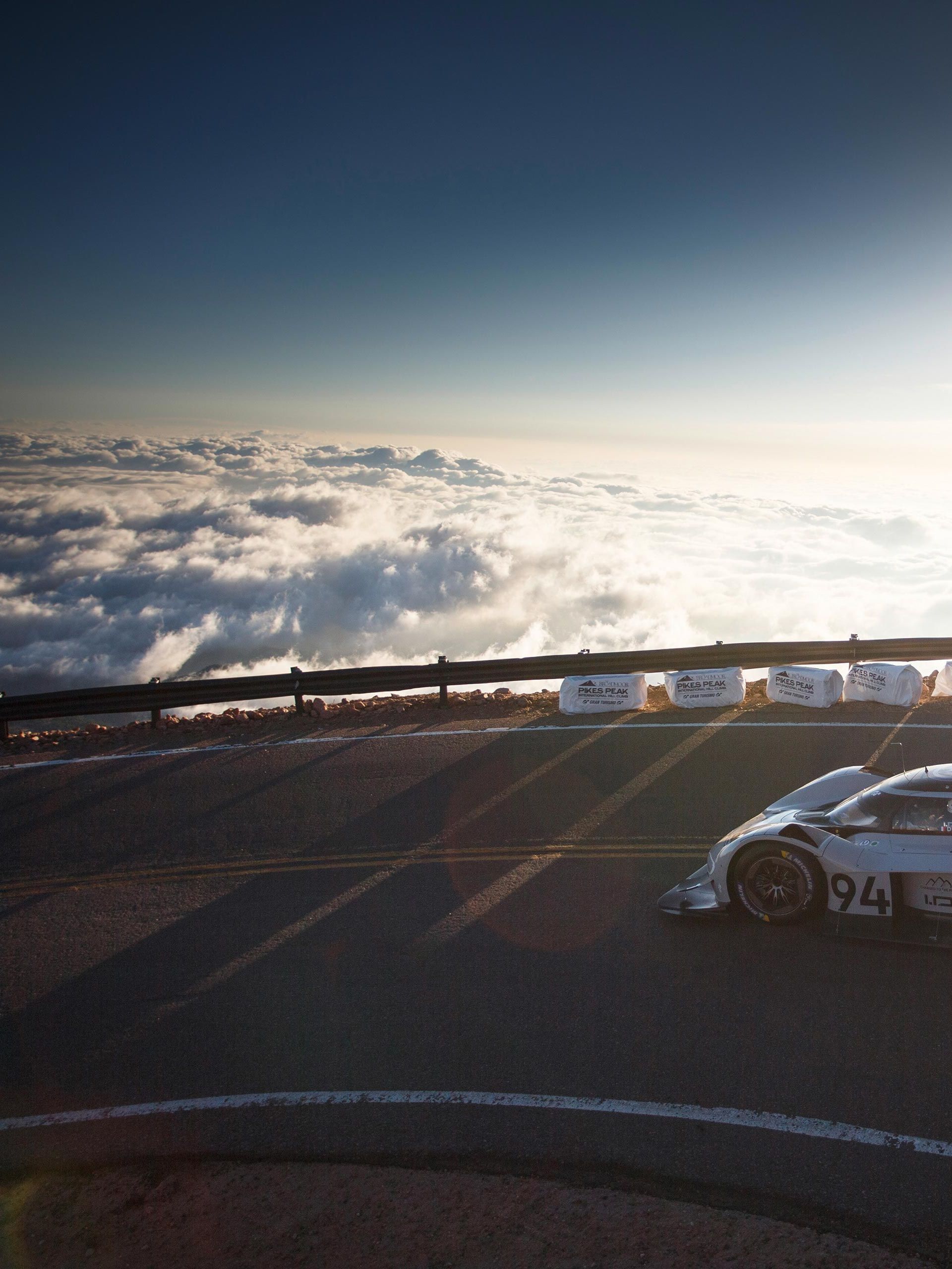 O ID. R Pikes Peak na estrada acima das nuvens
