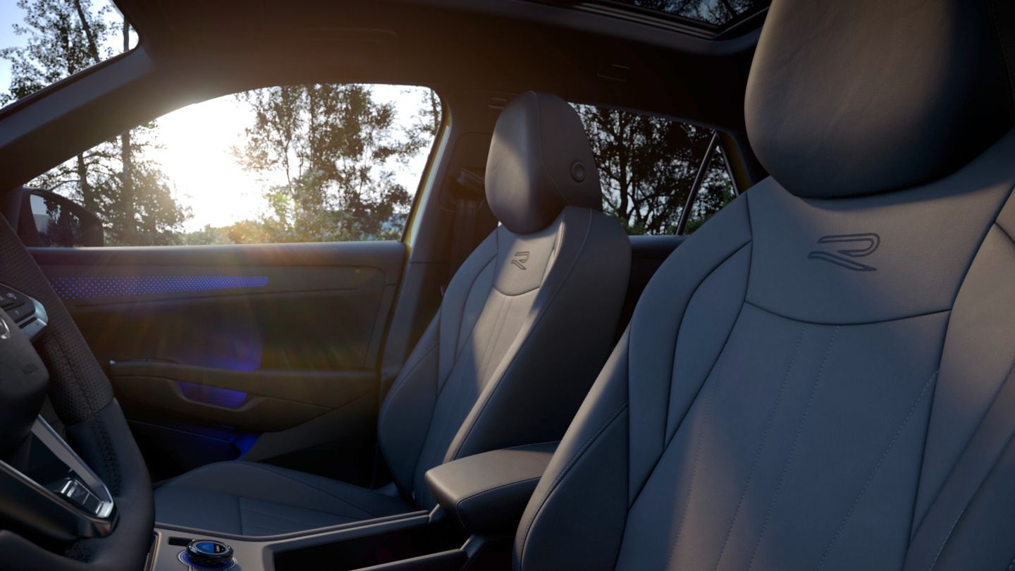 Vista detalhada dos bancos dianteiros de um Volkswagen T-Roc Style em tecido tipo "Art Velour".