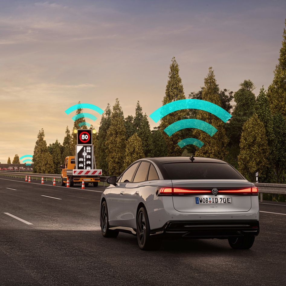 O crescente número de modelos com tecnologia Car2X nas estradas permite uma comunicação mais ampla entre os veículos e a infraestrutura.